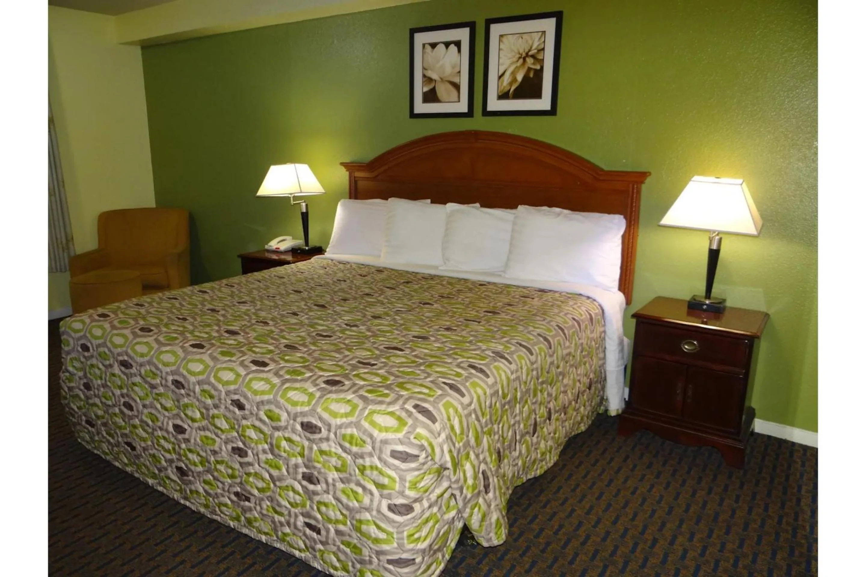 Bedroom, Bed in Regency Inn & Suites Houston East I 10