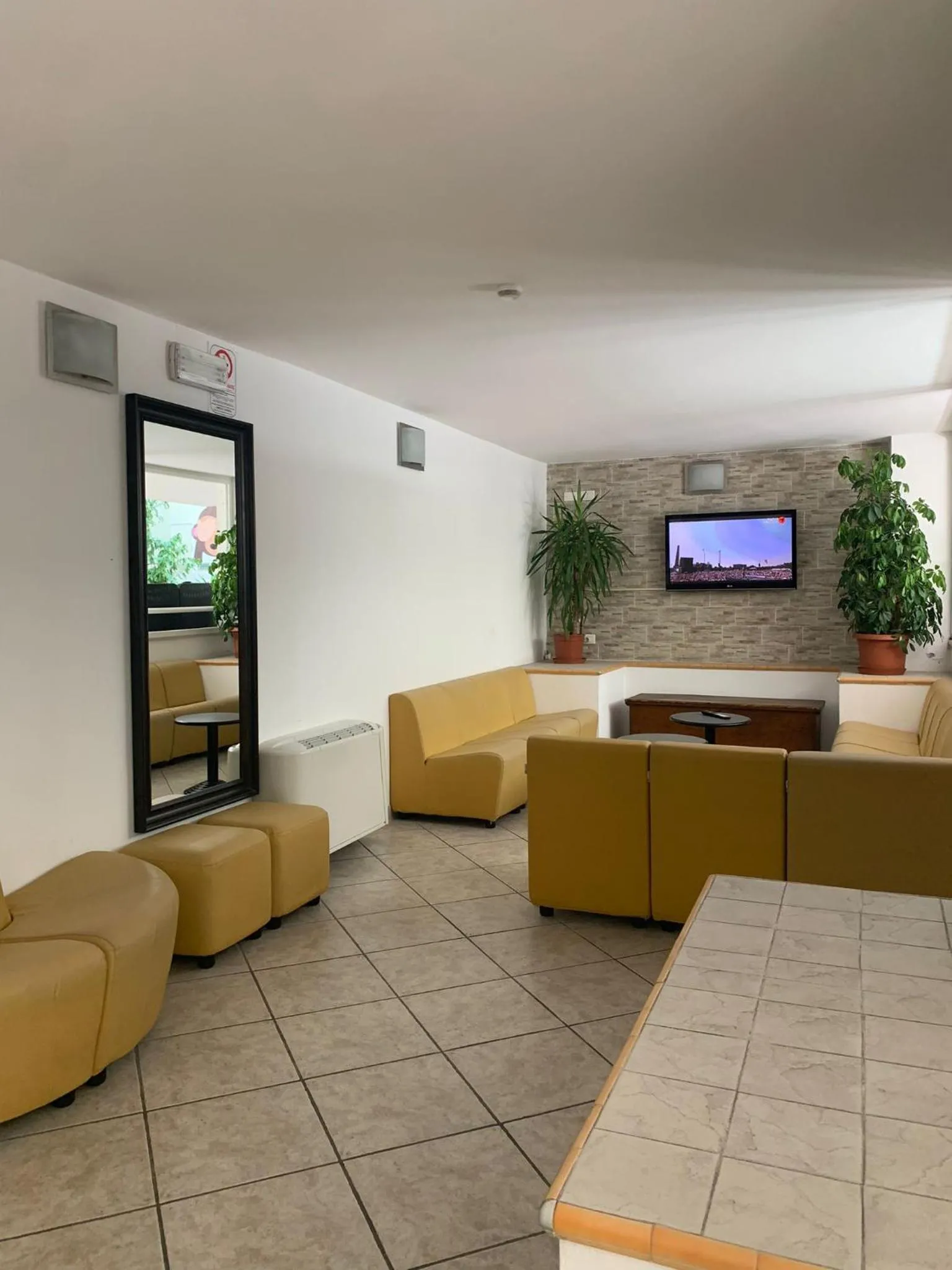 Communal lounge/ TV room in Hotel Villa Isola