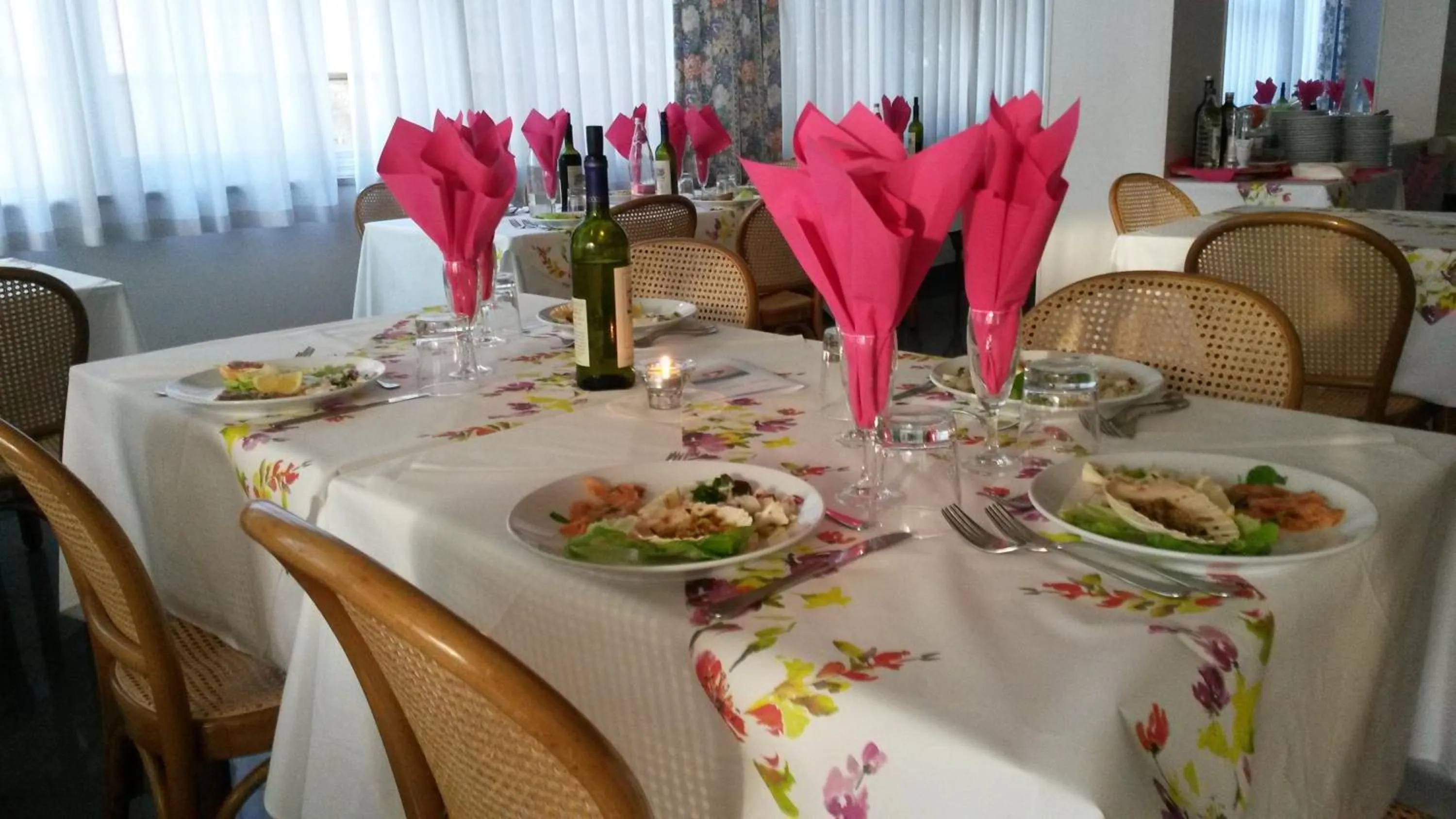 Restaurant/places to eat in Hotel Desire'