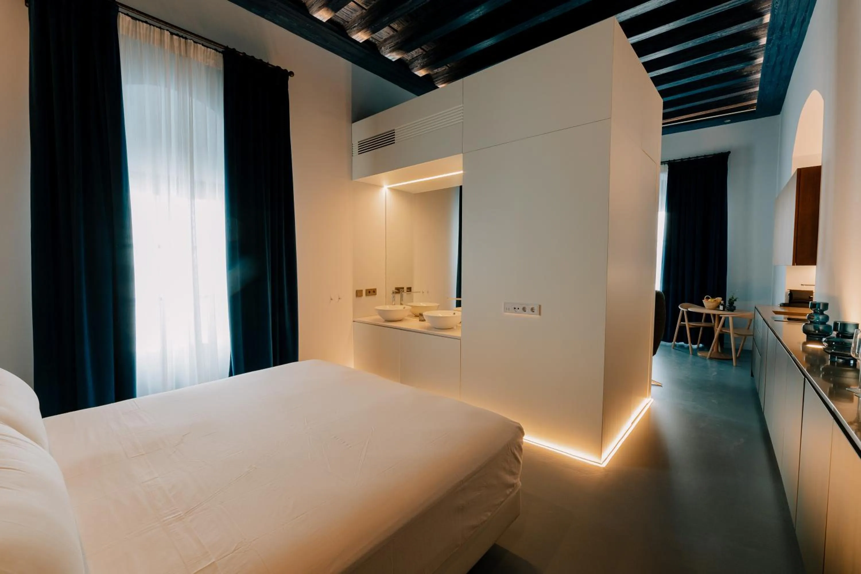 Apartment with Balcony in Casa del Cardenal