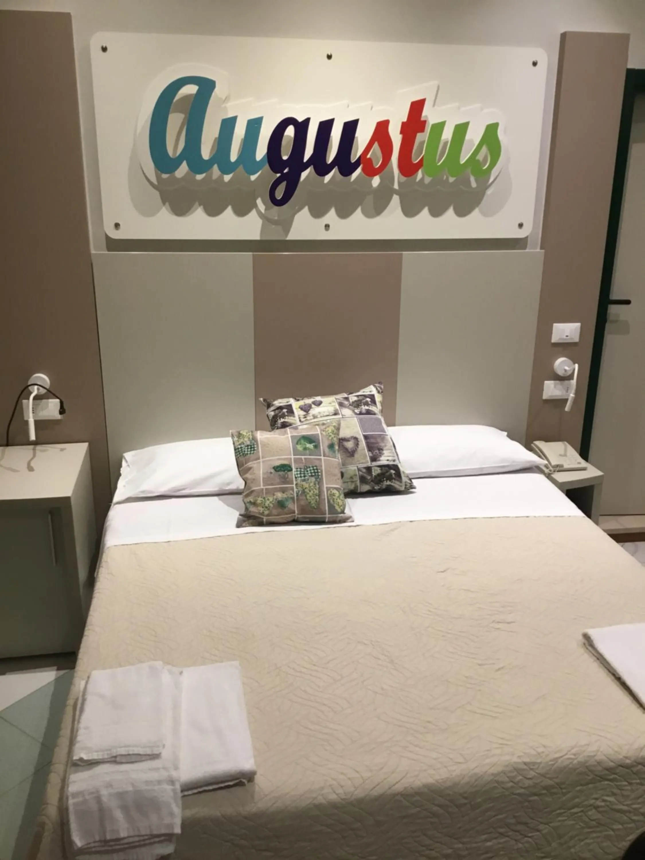 Text overlay, Bed in SI Rimini Hotel