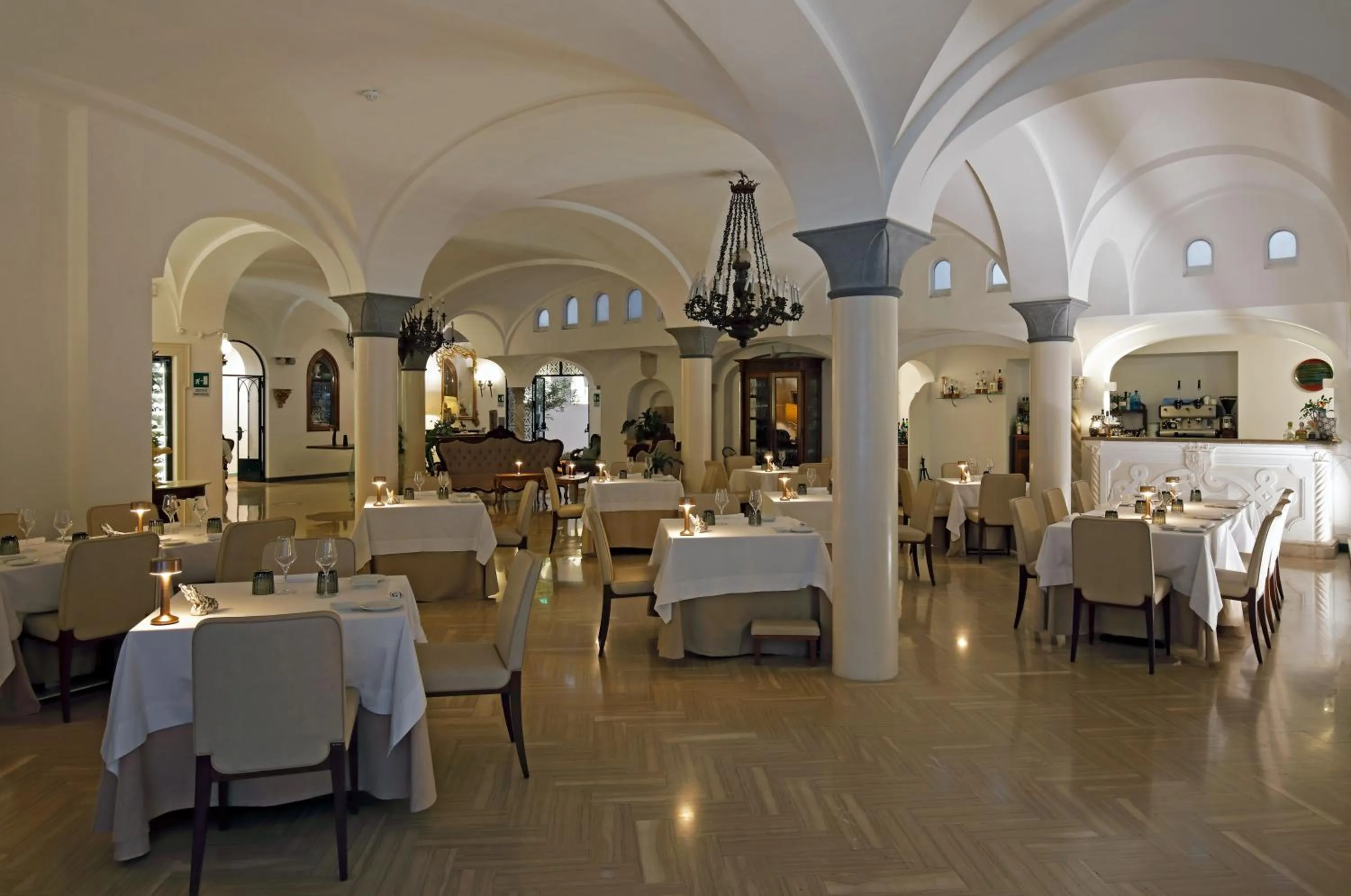 Restaurant/places to eat in Hotel Residence