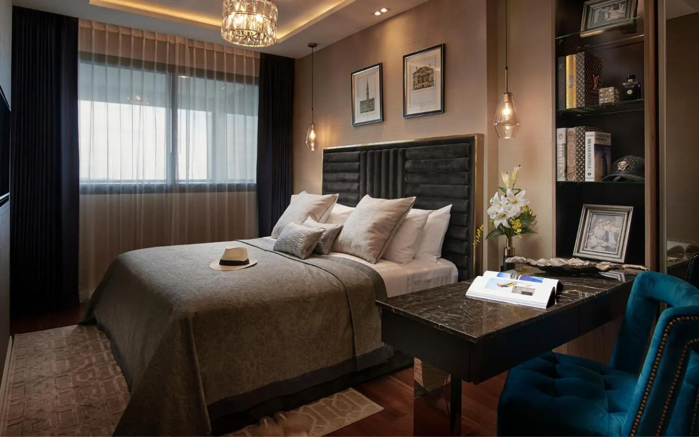 Photo of the whole room, Bed in The Elysium Prațumnak Pattaya - By SHG