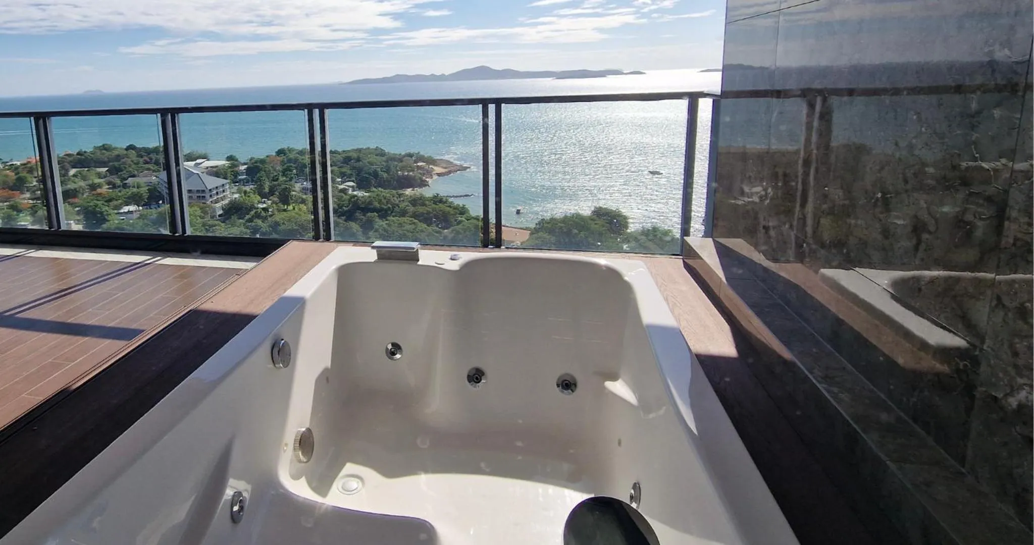 Hot Tub in The Elysium Prațumnak Pattaya - By SHG