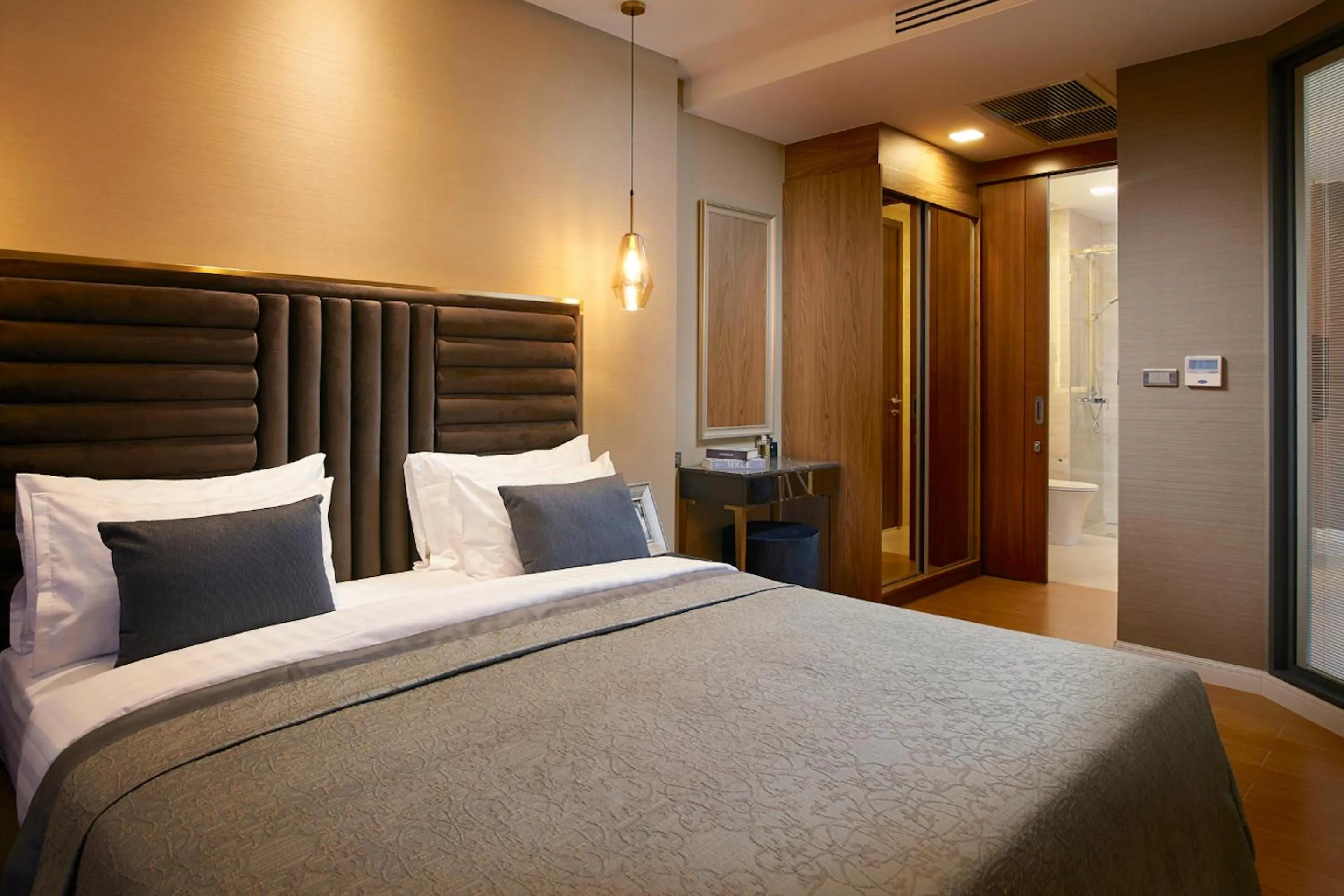 Bed in The Elysium Prațumnak Pattaya - By SHG