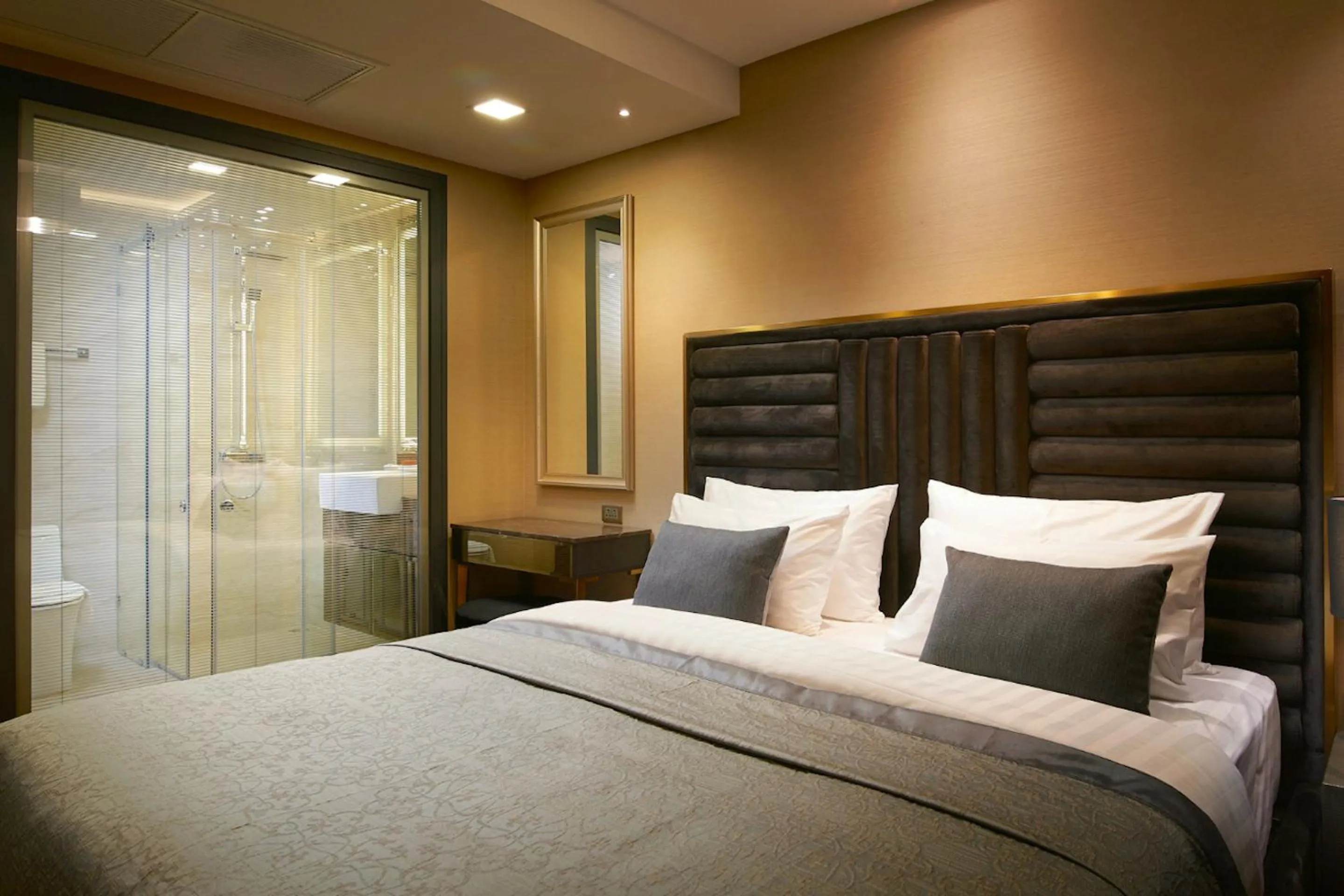 Bedroom, Bed in The Elysium Prațumnak Pattaya - By SHG