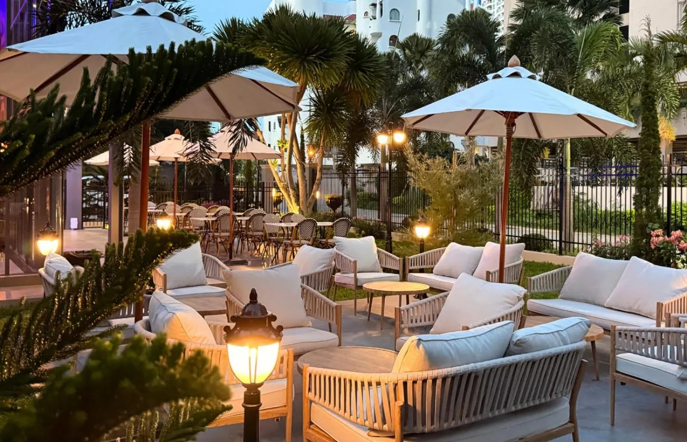 Restaurant/places to eat in The Elysium Prațumnak Pattaya - By SHG