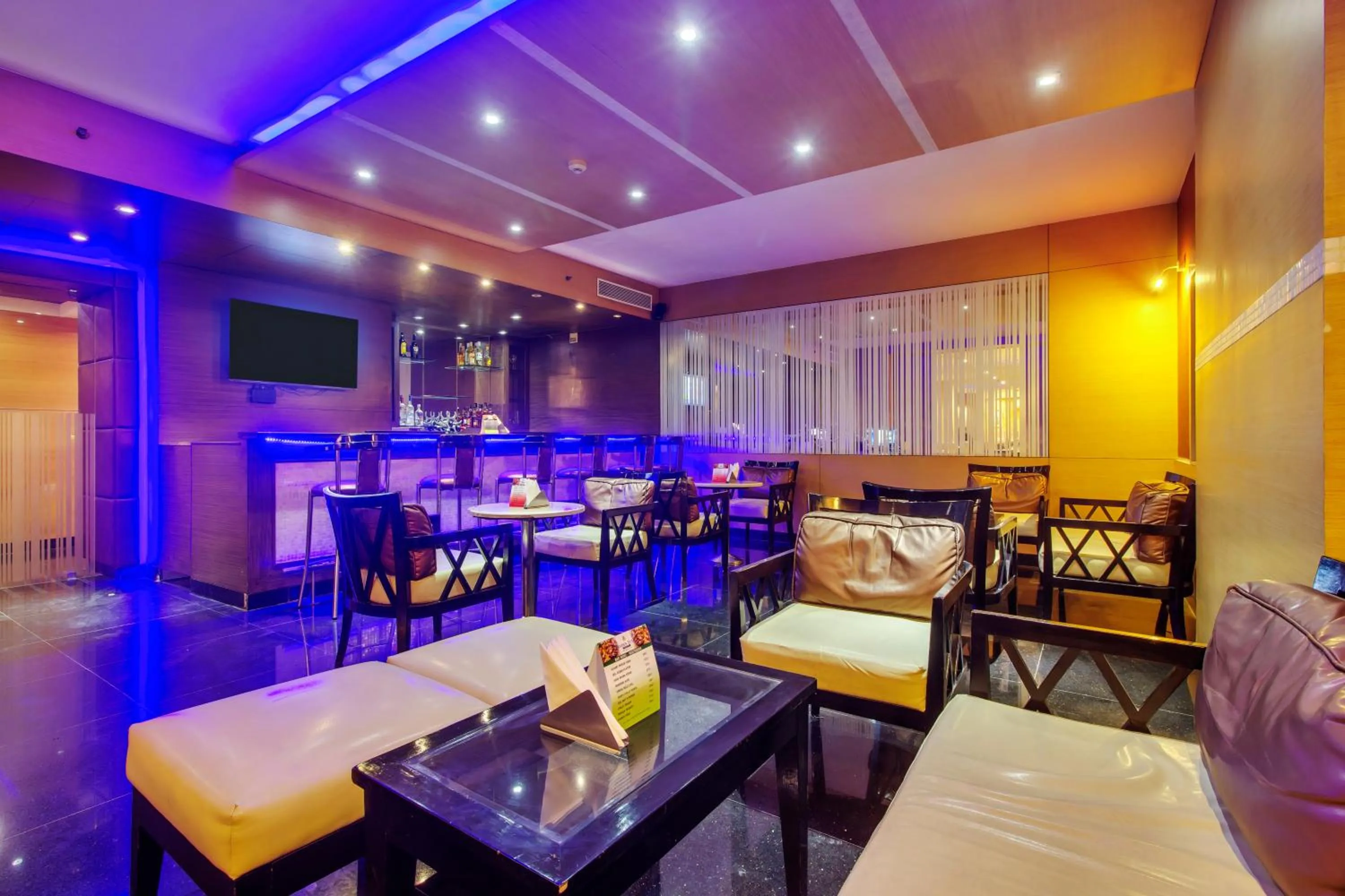 Lounge or bar in Golden Tulip New Delhi - Hari Nagar