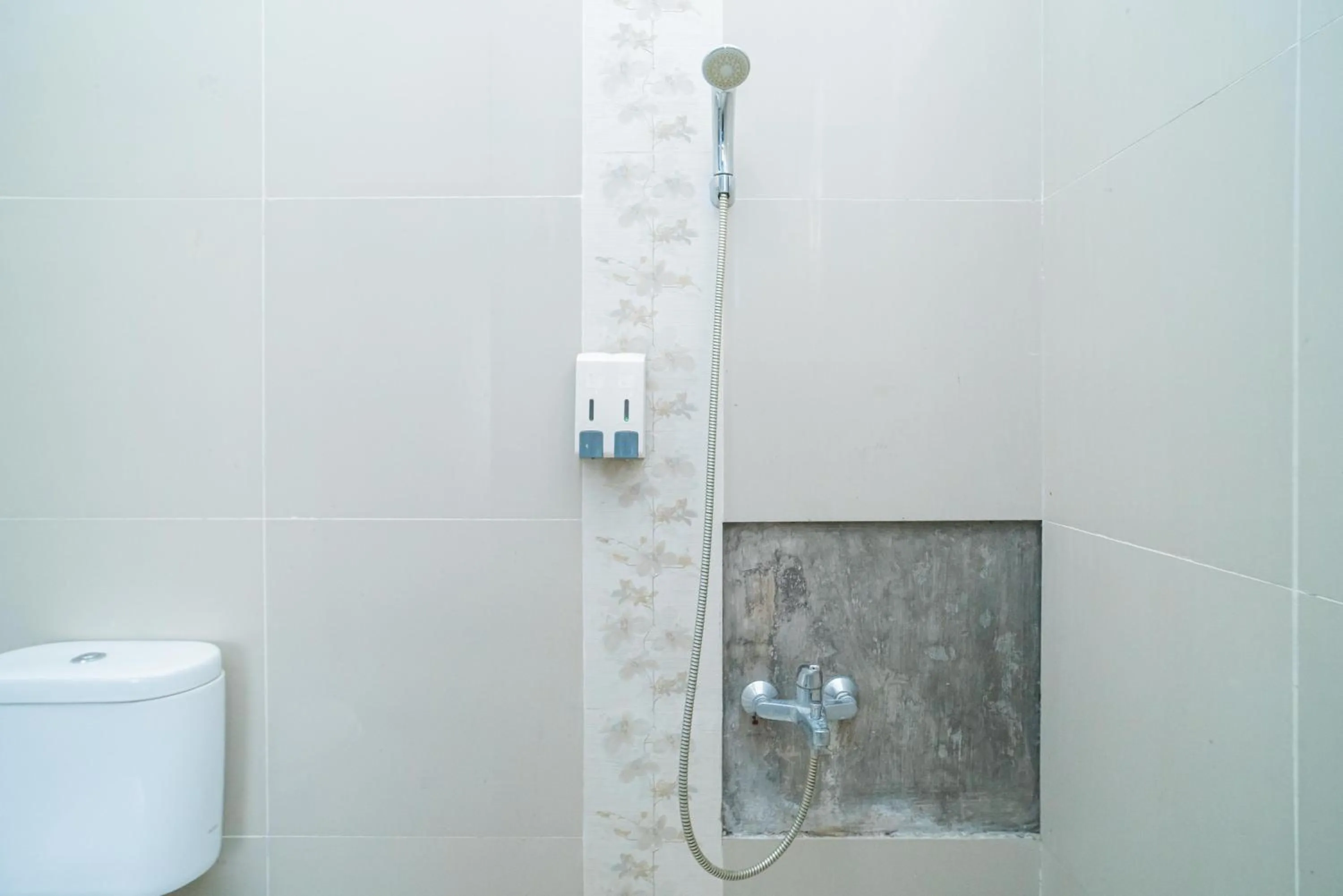 Bathroom in RedDoorz @ Kampung Sawah Jatimurni Bekasi