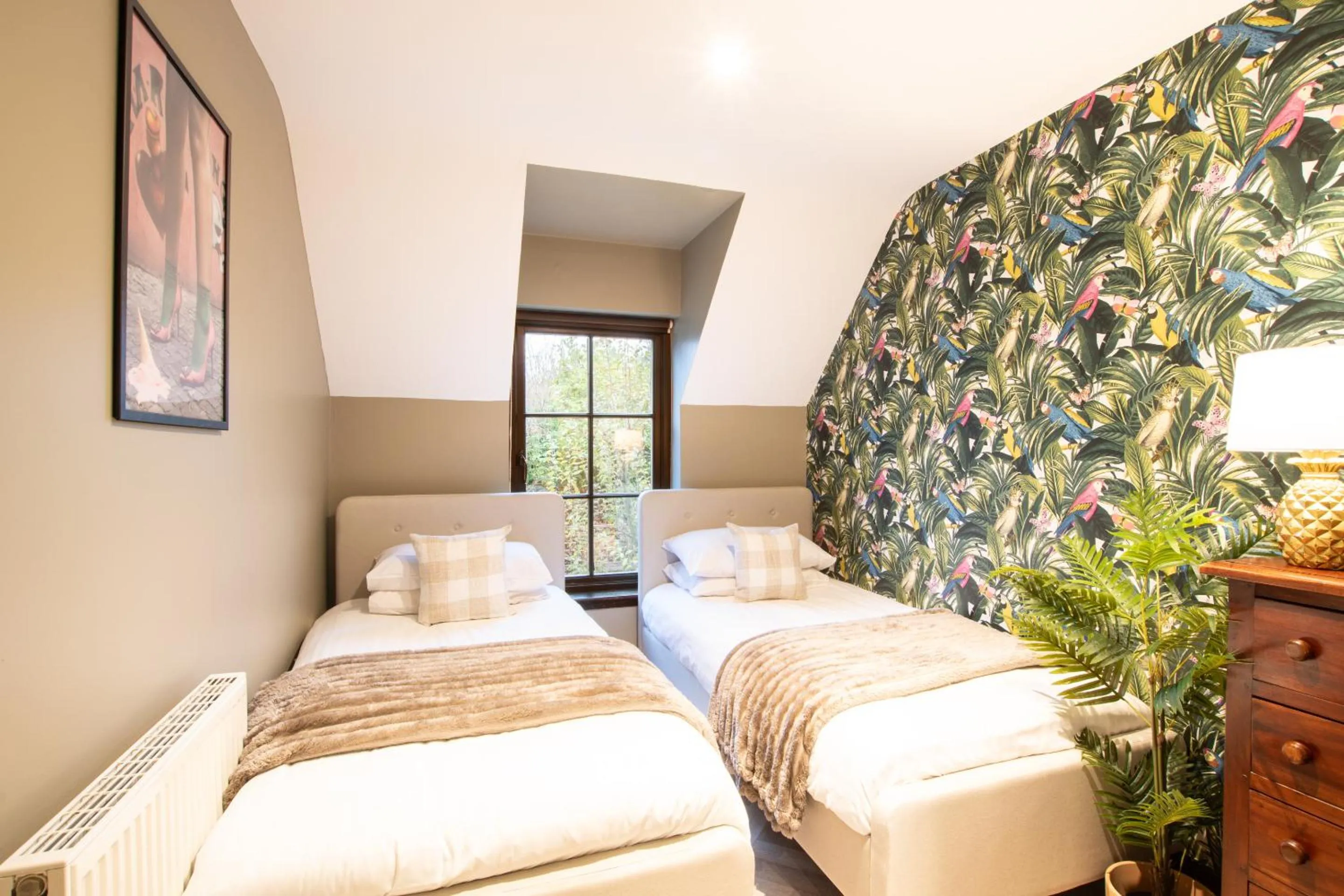 Bedroom, Bed in Northern Hideaways Apple Store