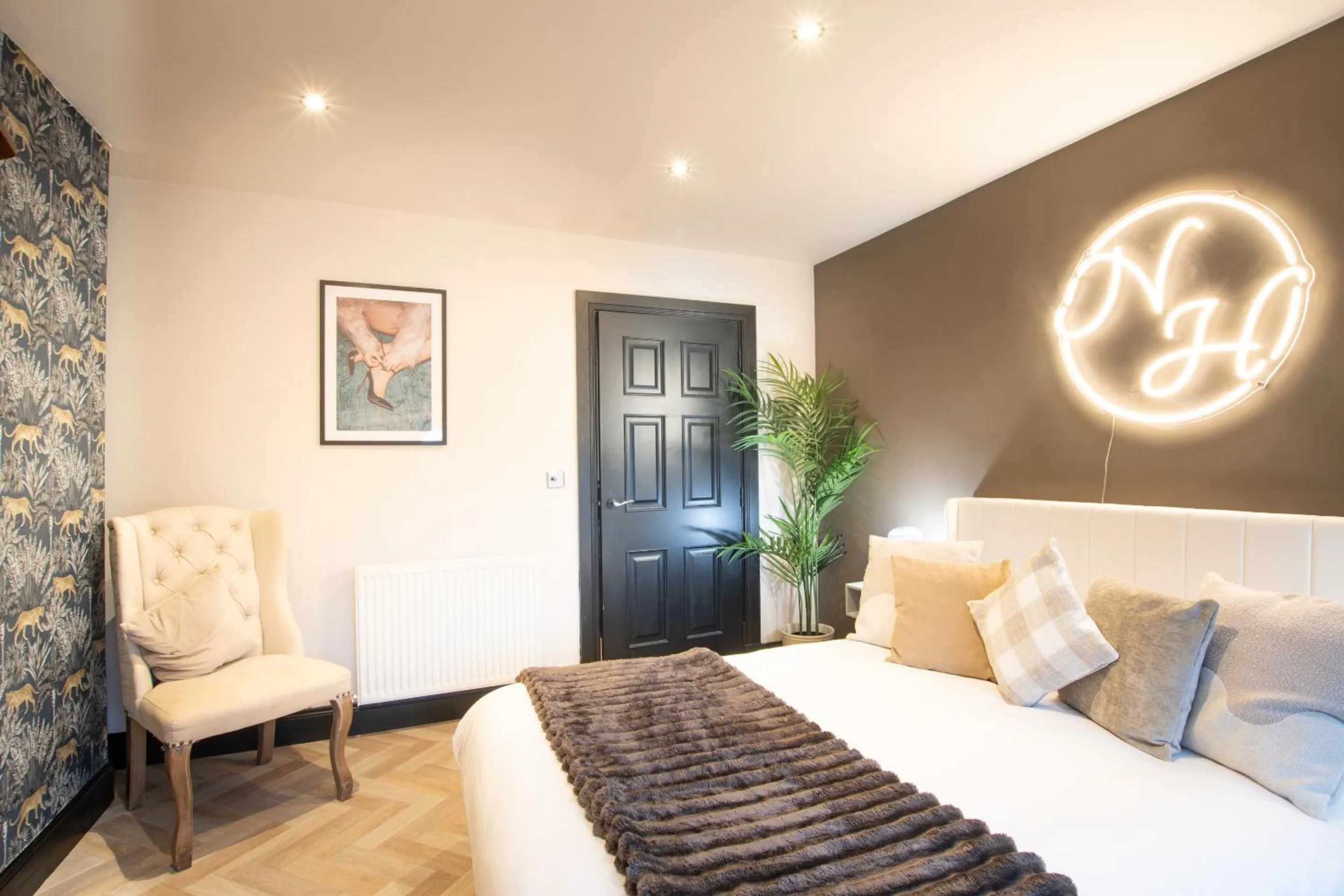 Bedroom, Bed in Northern Hideaways Apple Store