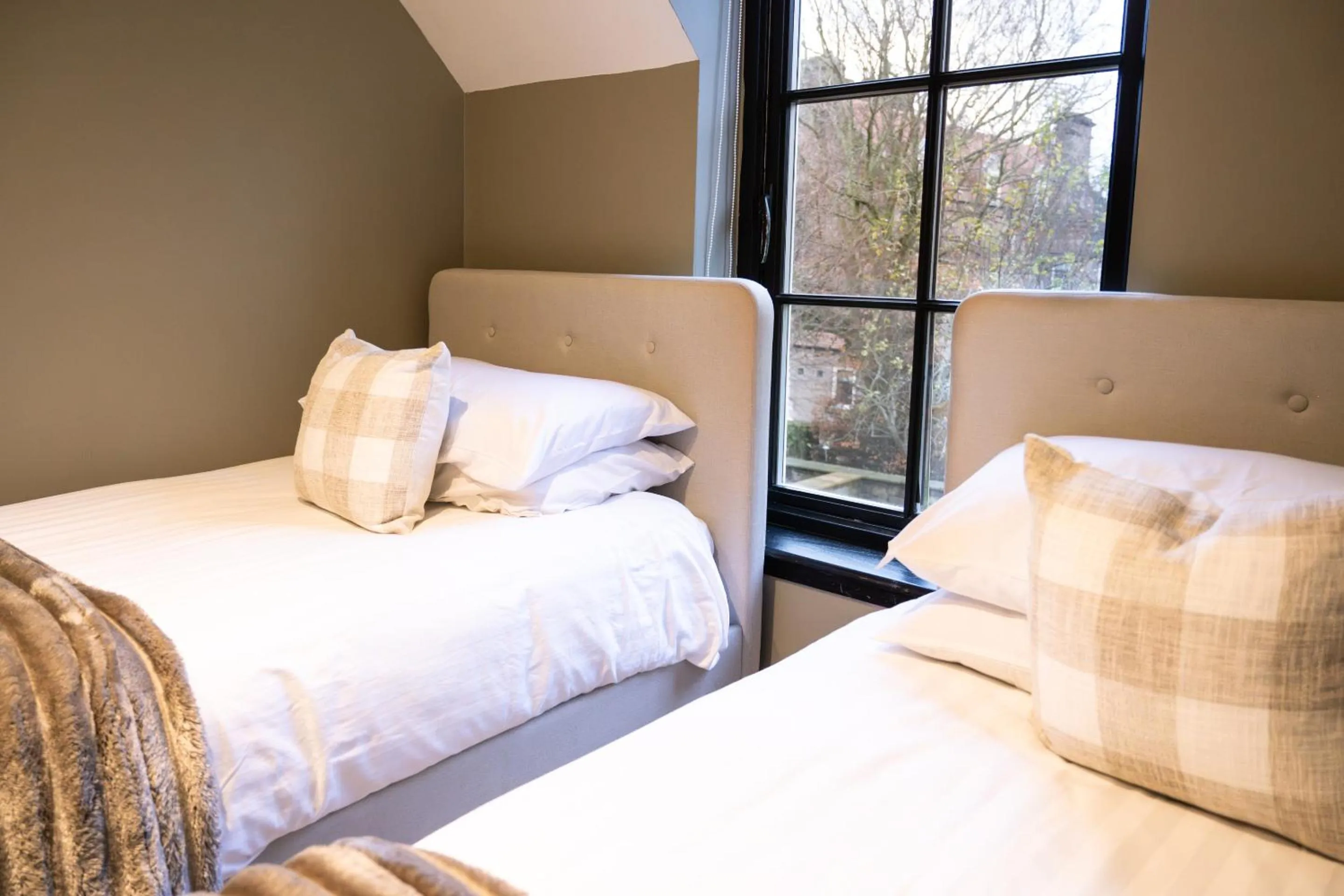 Bedroom, Bed in Northern Hideaways Apple Store