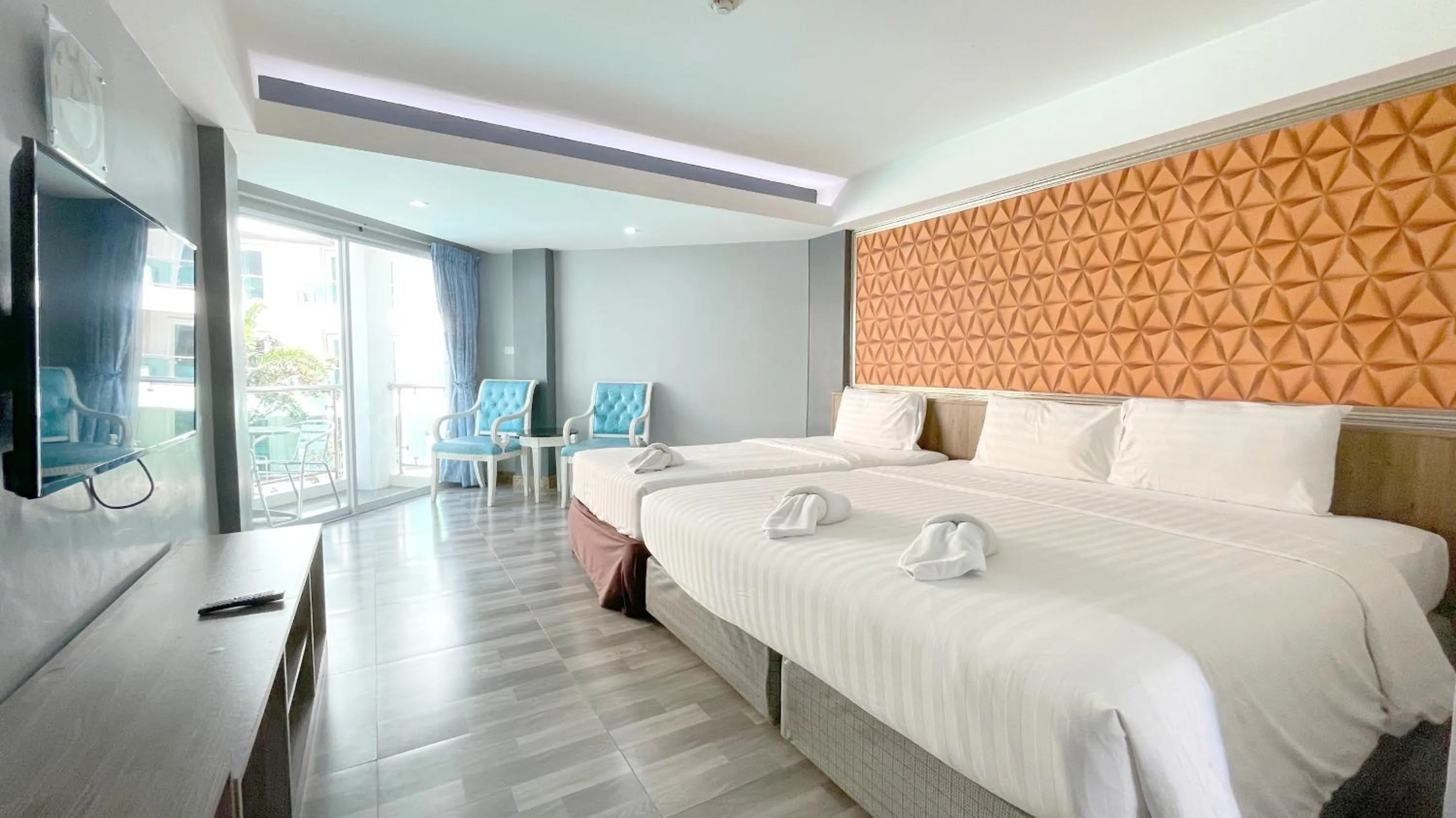 Bedroom, Bed in Dragon Beach Resort , Jomtien Beach Pattaya