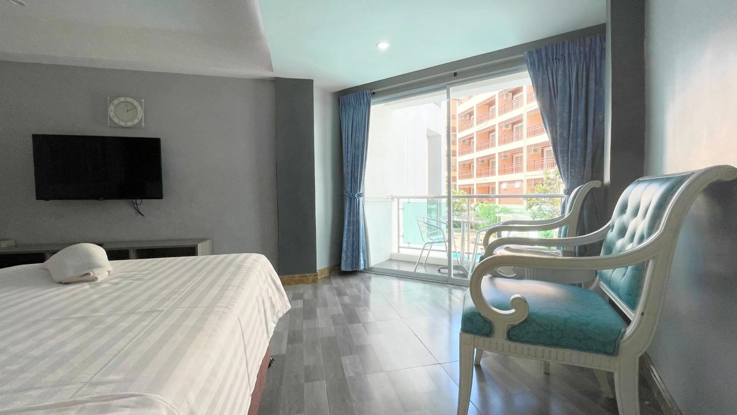 Bedroom, Bed in Dragon Beach Resort , Jomtien Beach Pattaya