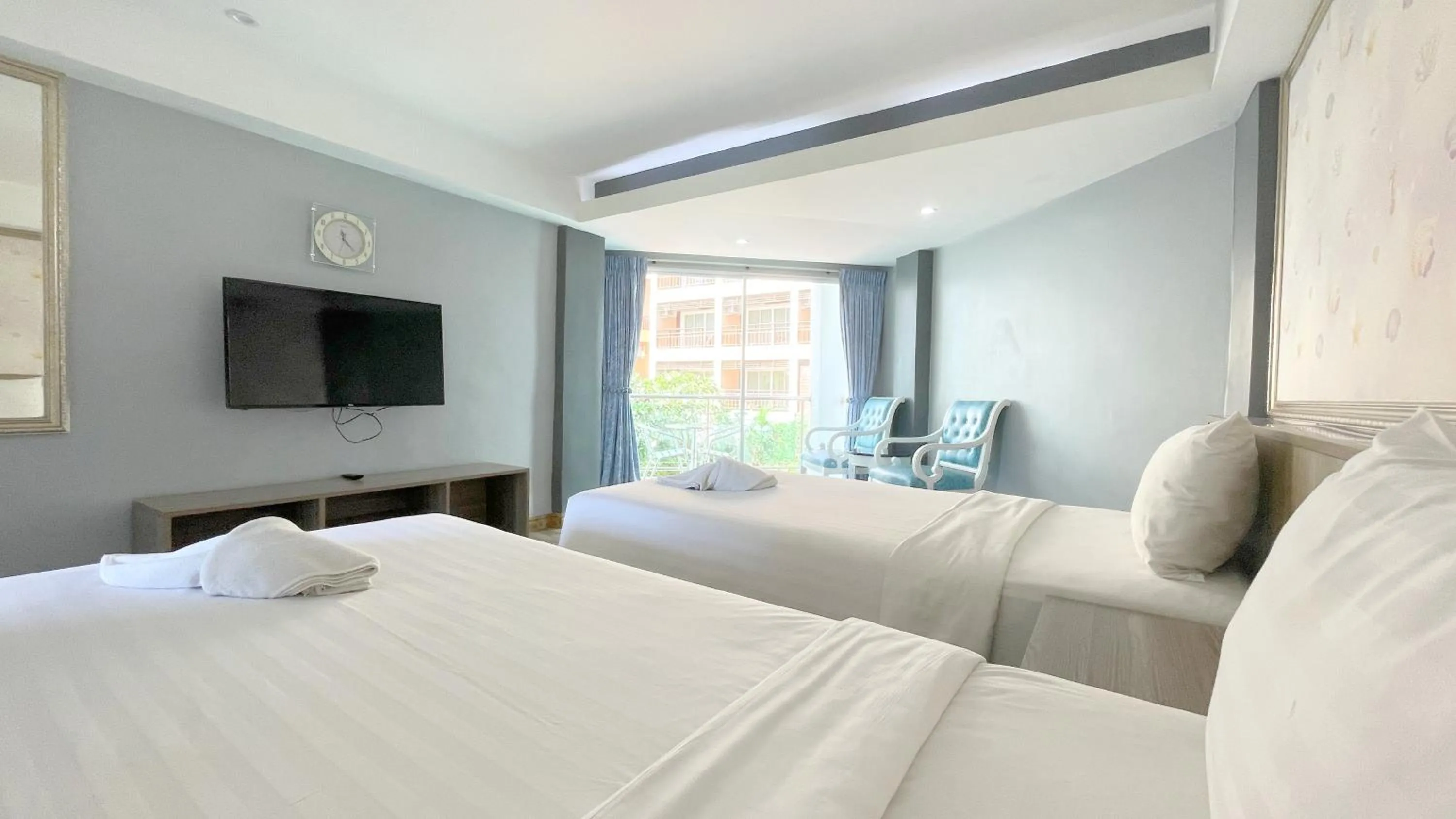 Bedroom, Bed in Dragon Beach Resort , Jomtien Beach Pattaya