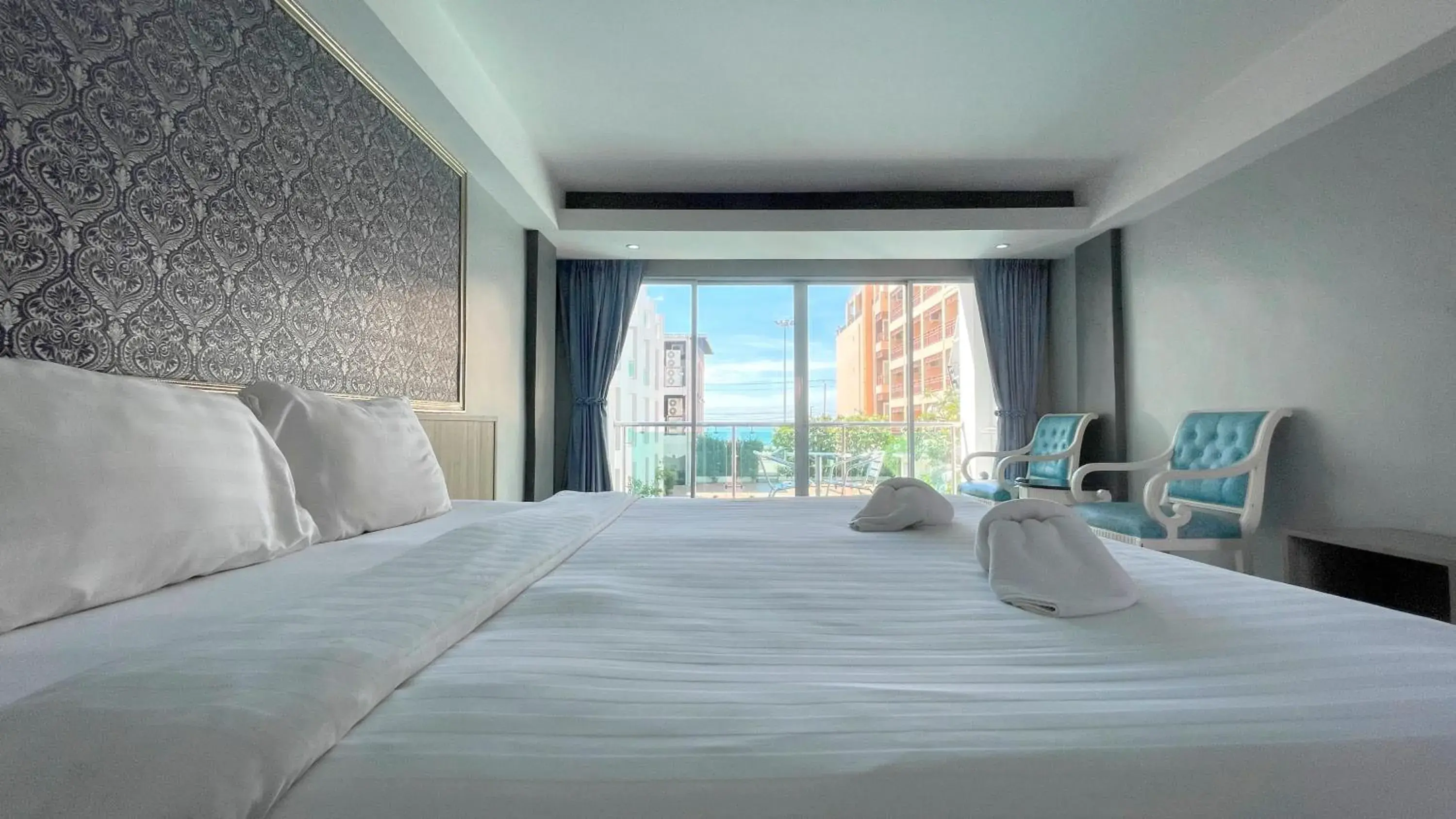 Deluxe Double Room with Sea View in Dragon Beach Resort , Jomtien Beach Pattaya Deluxe Double Room with Sea View in Dragon Beach Resort , Jomtien Beach Pattaya