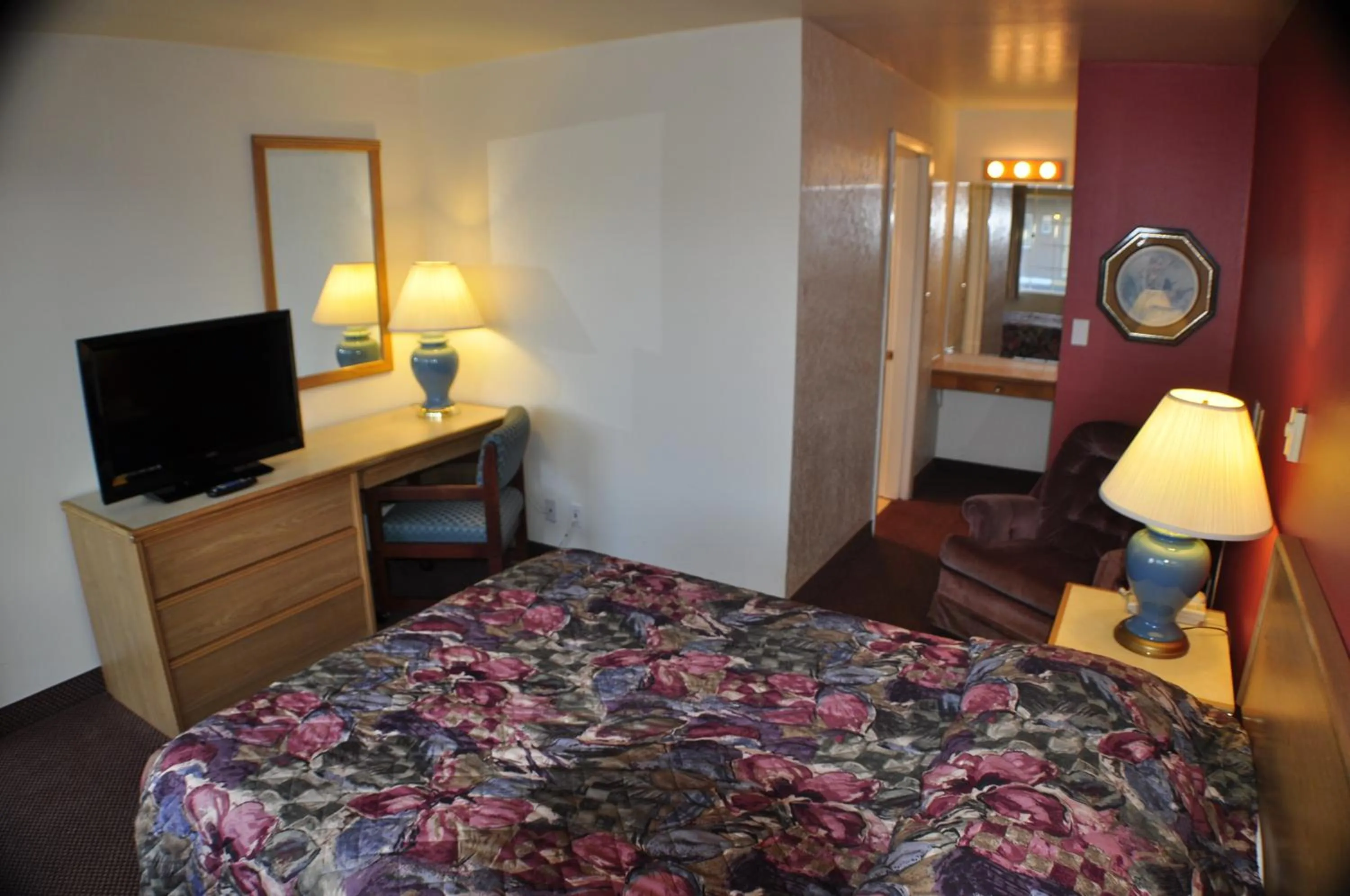 Photo of the whole room, Bed in Uptown Inn