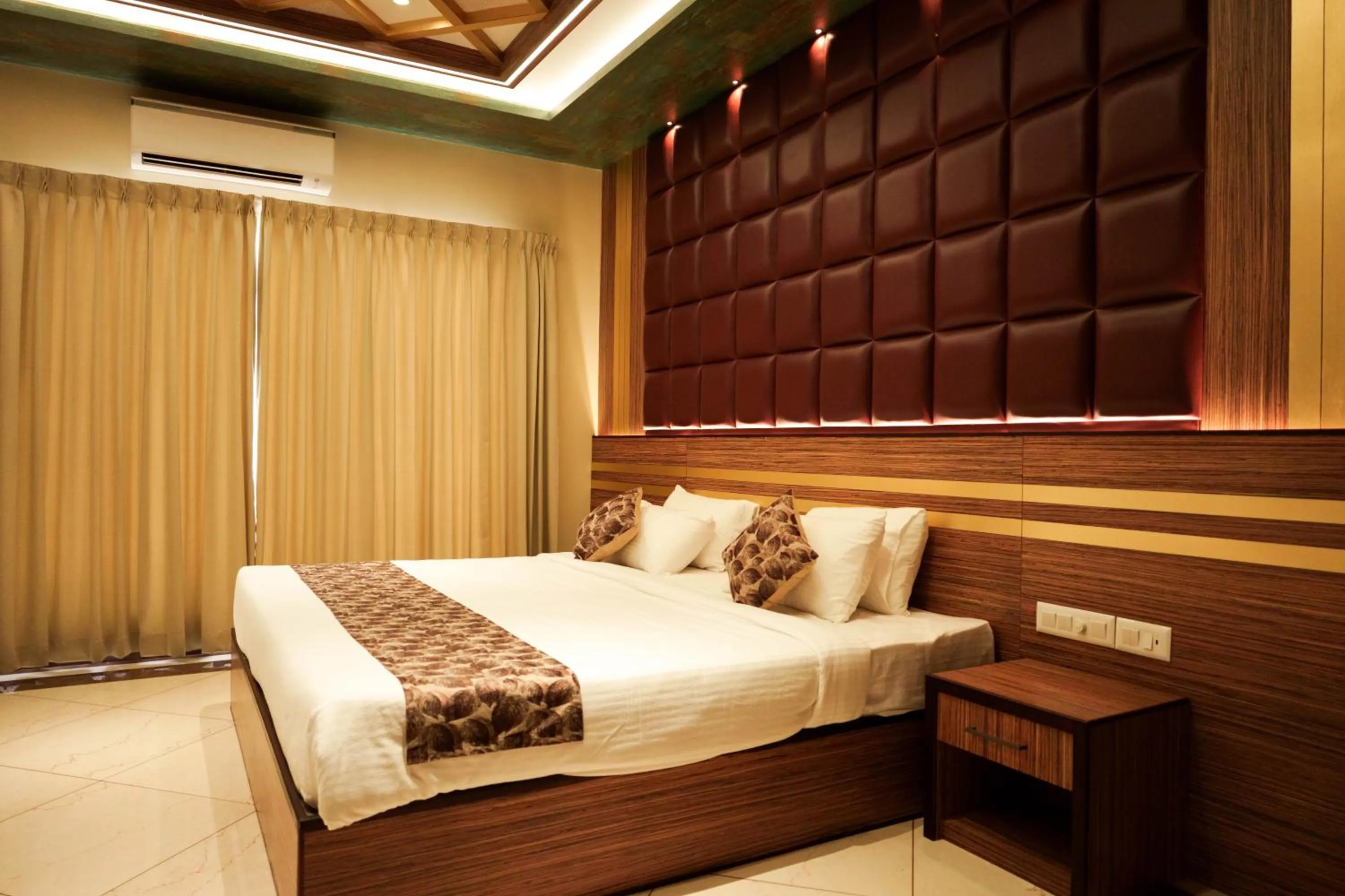 Photo of the whole room, Bed in Valluvanad Residency