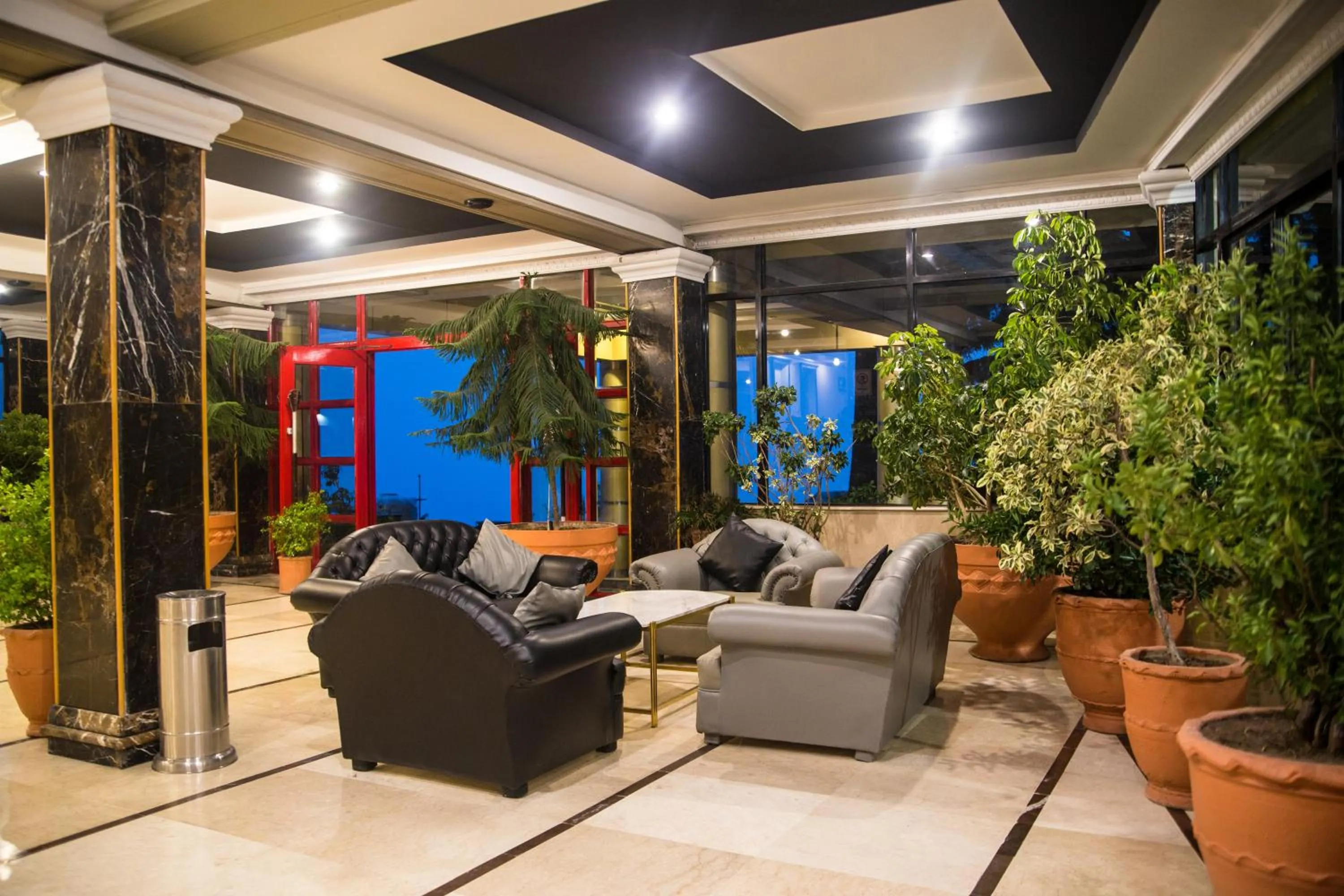 Living room in Metropole Hotel