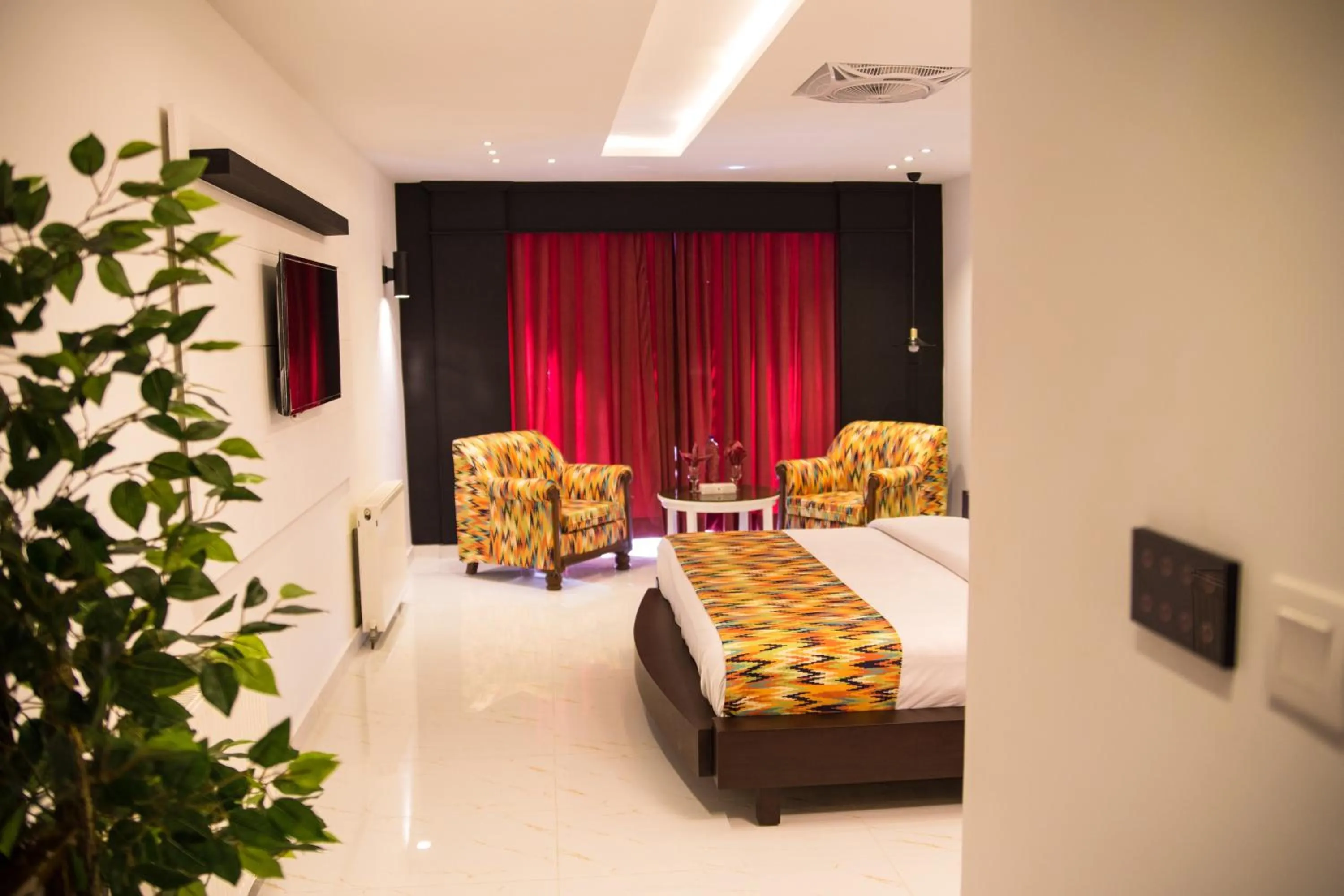 Communal lounge/ TV room in Metropole Hotel