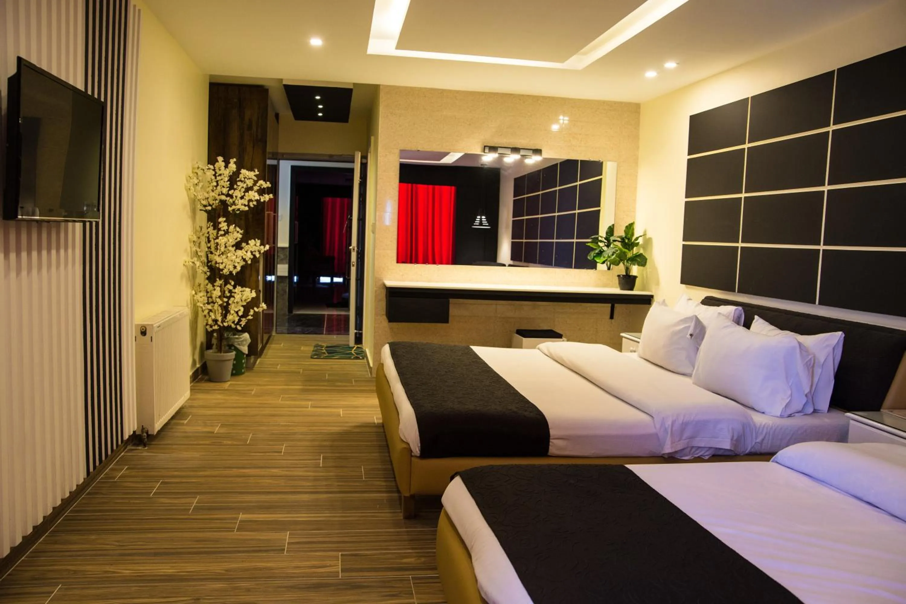 Communal lounge/ TV room in Metropole Hotel