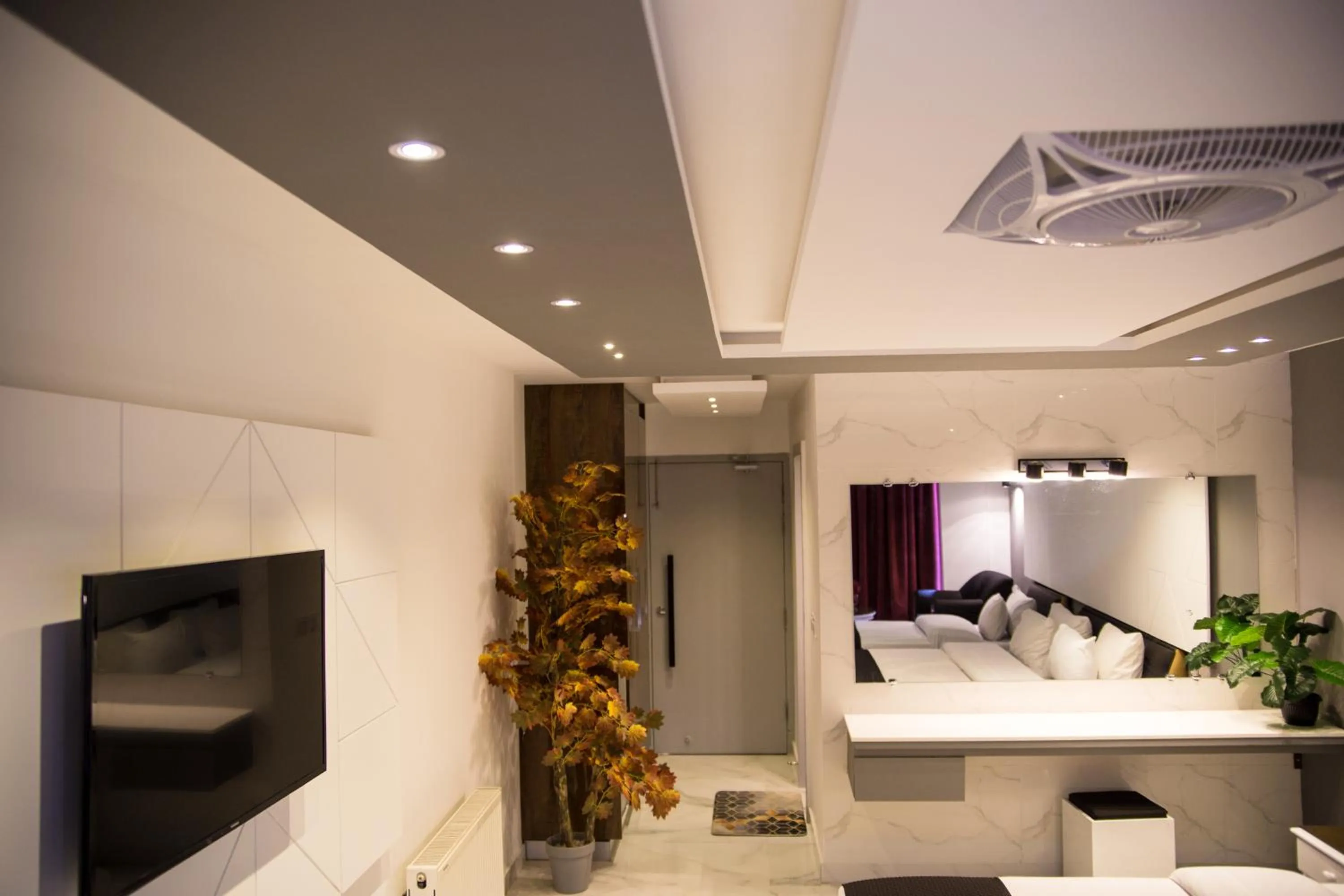 TV and multimedia in Metropole Hotel