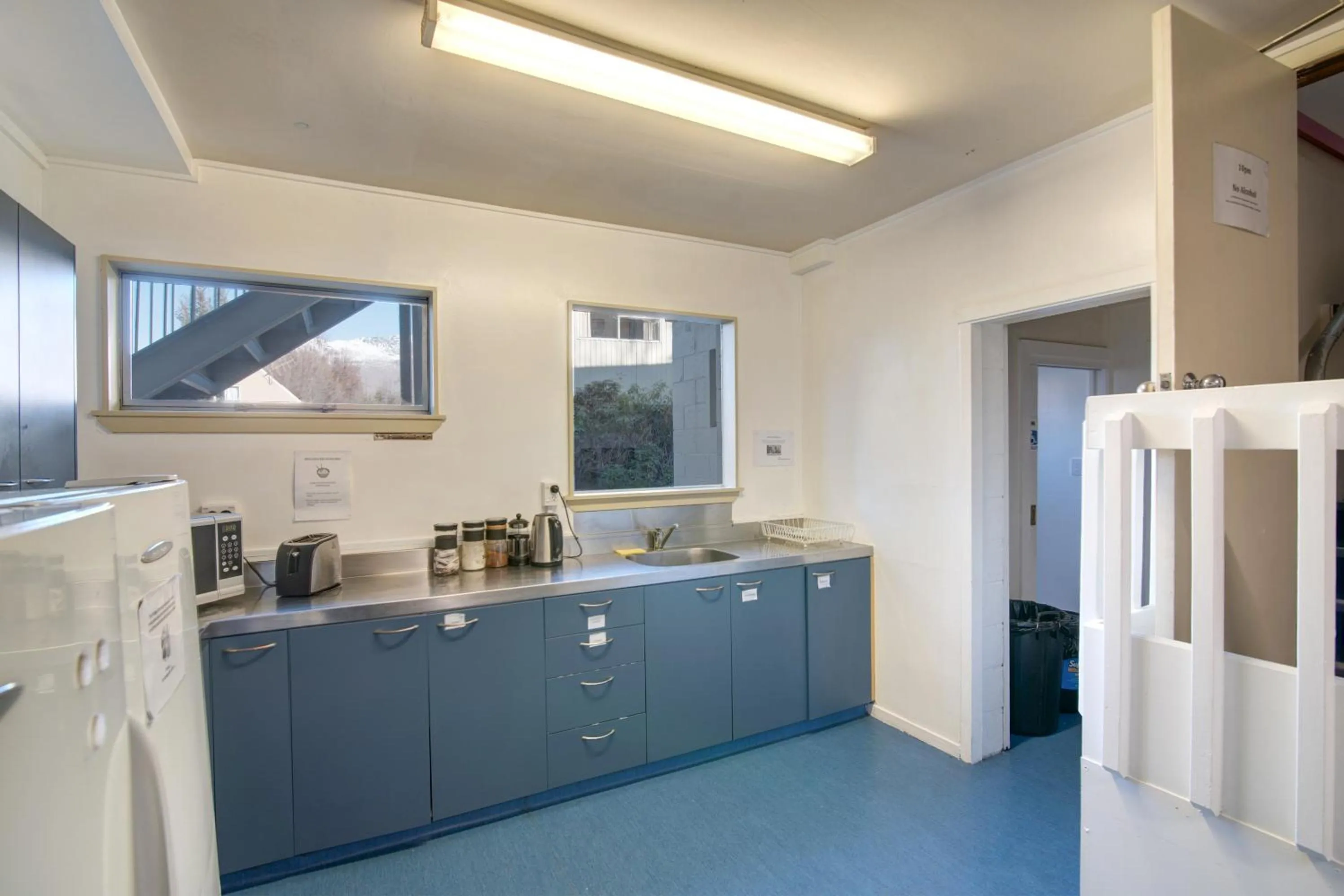 Kitchen or kitchenette in The Flaming Kiwi Backpackers