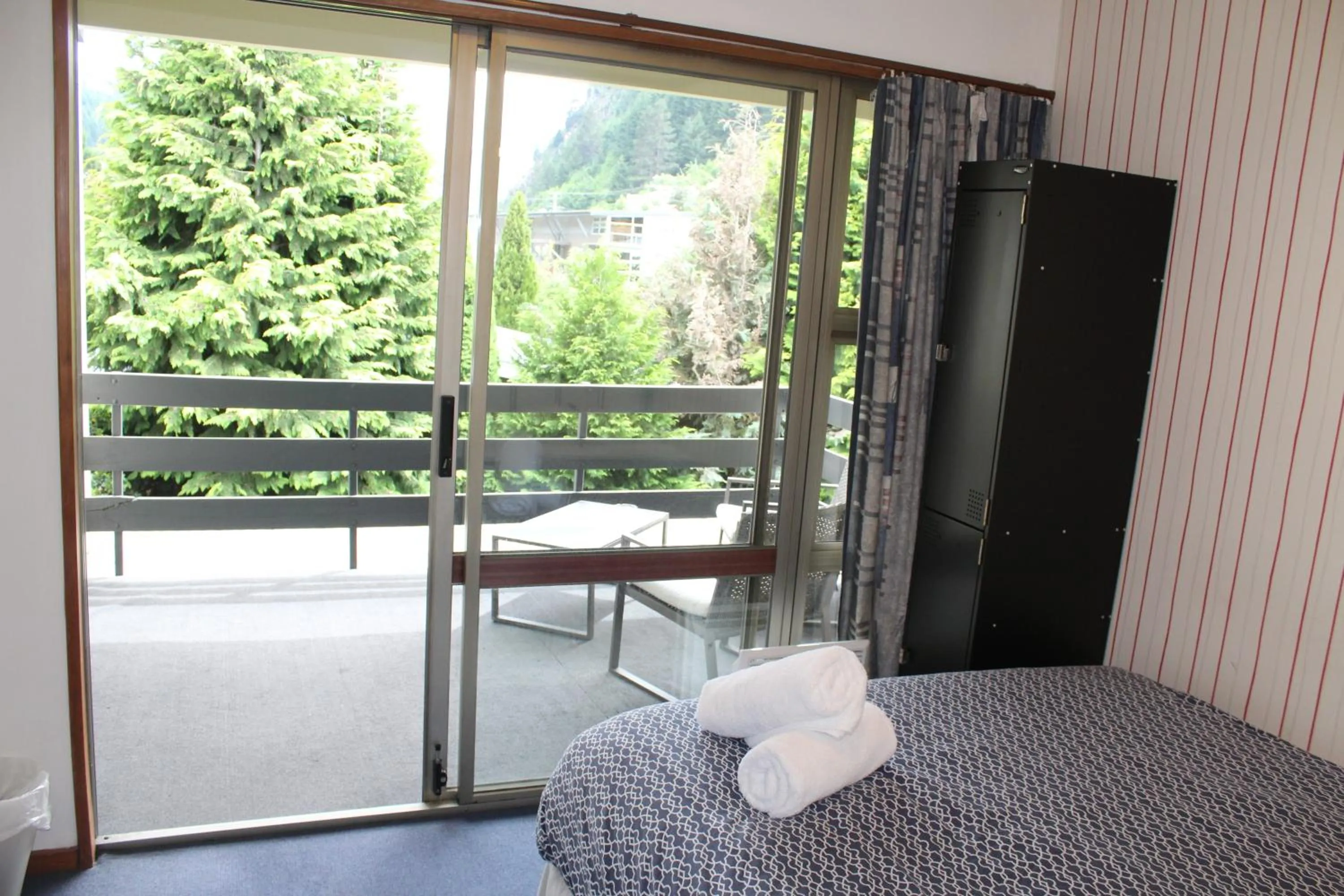 Balcony/Terrace, Bed in The Flaming Kiwi Backpackers