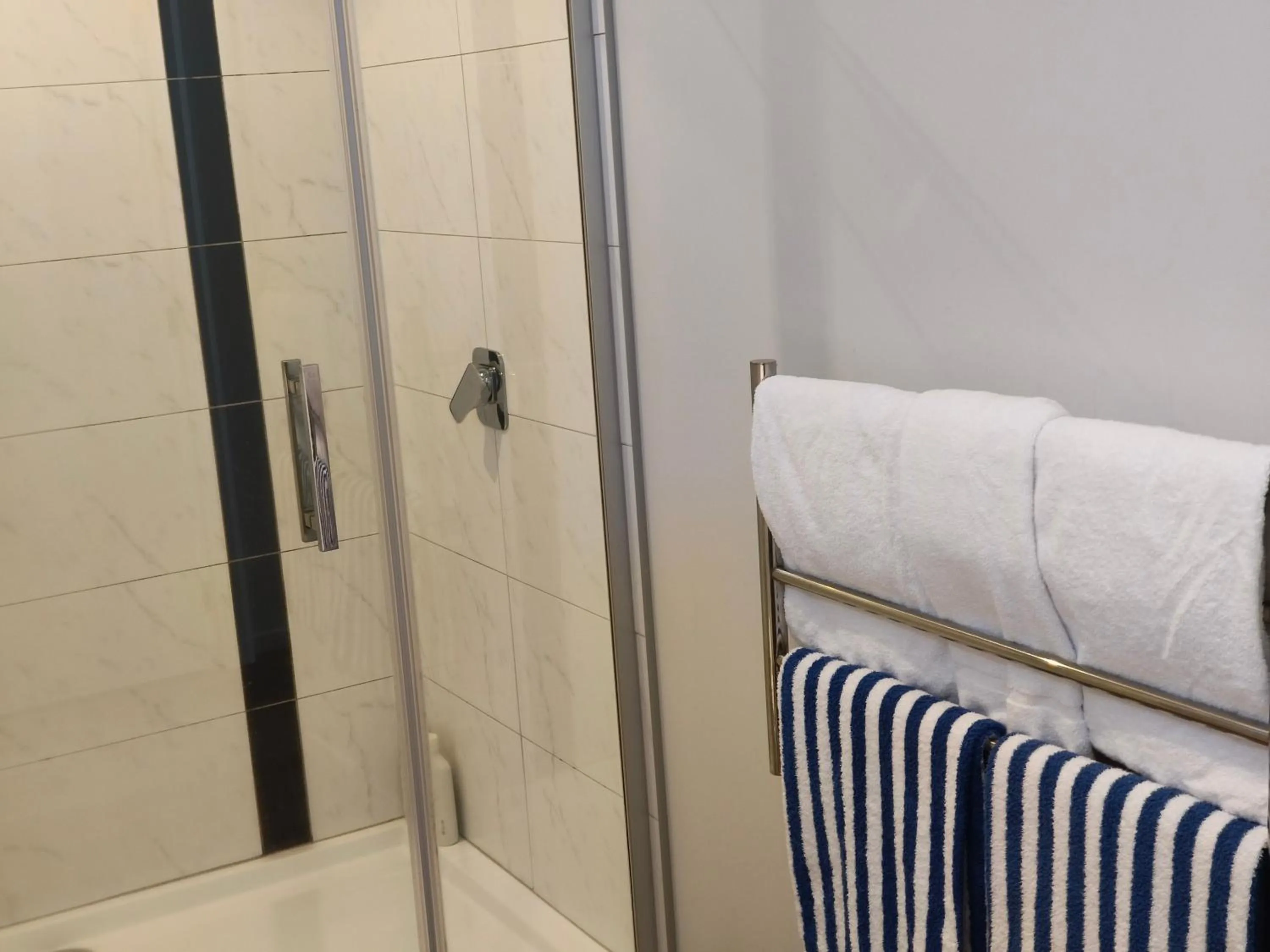 Shower, Bed in Braxmere Lodge