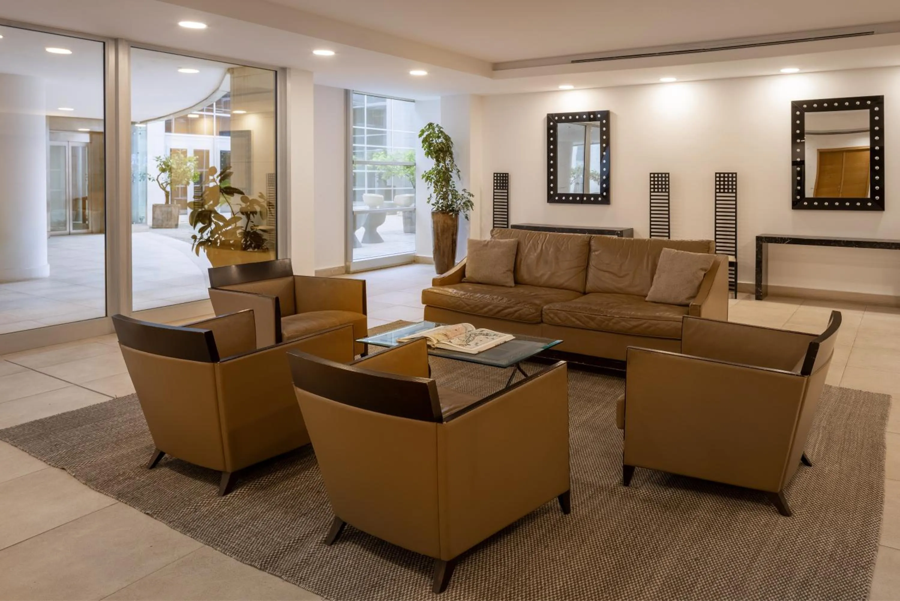 Business facilities in Precise House Mantegna Roma