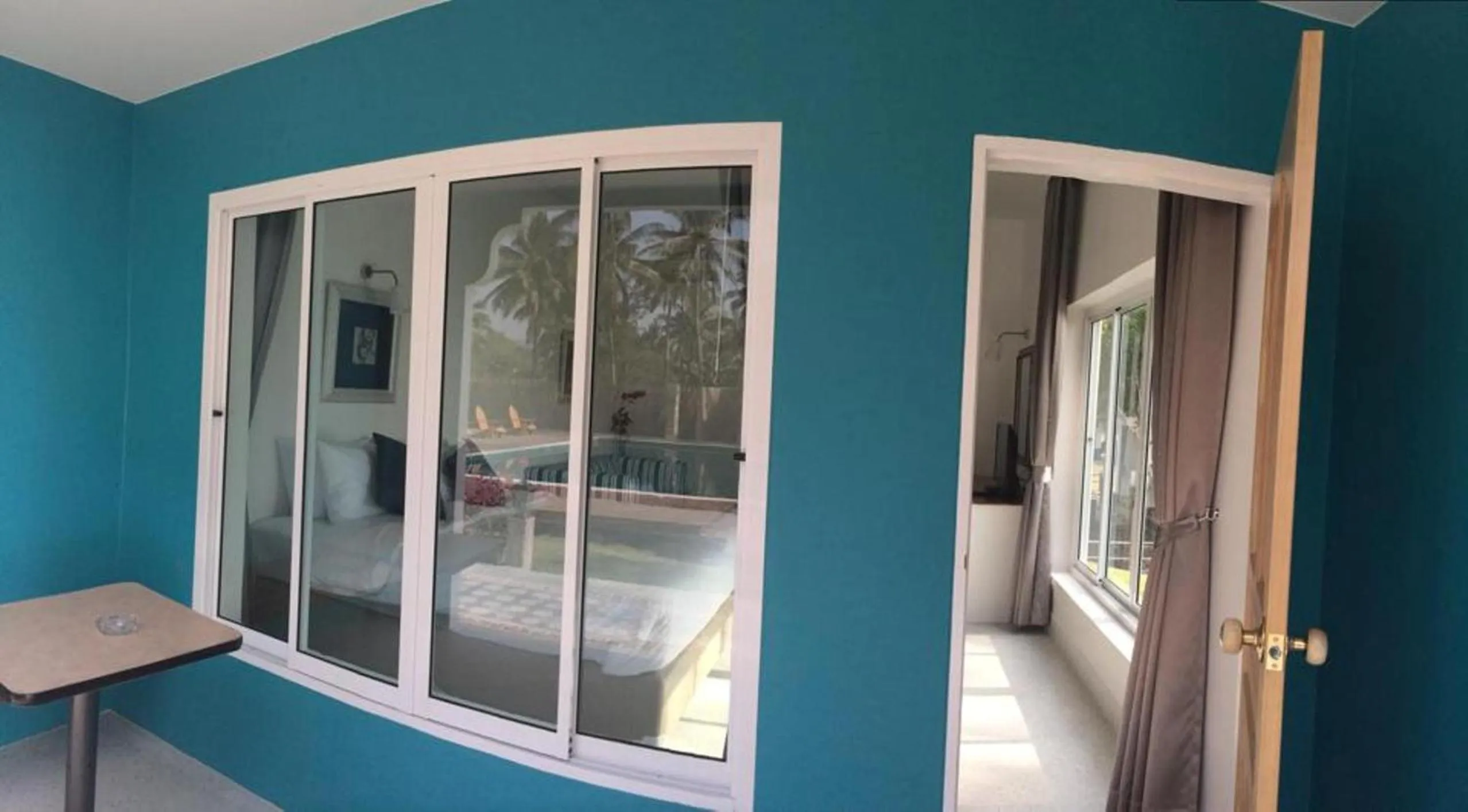 Facade/entrance in Meet The Sea