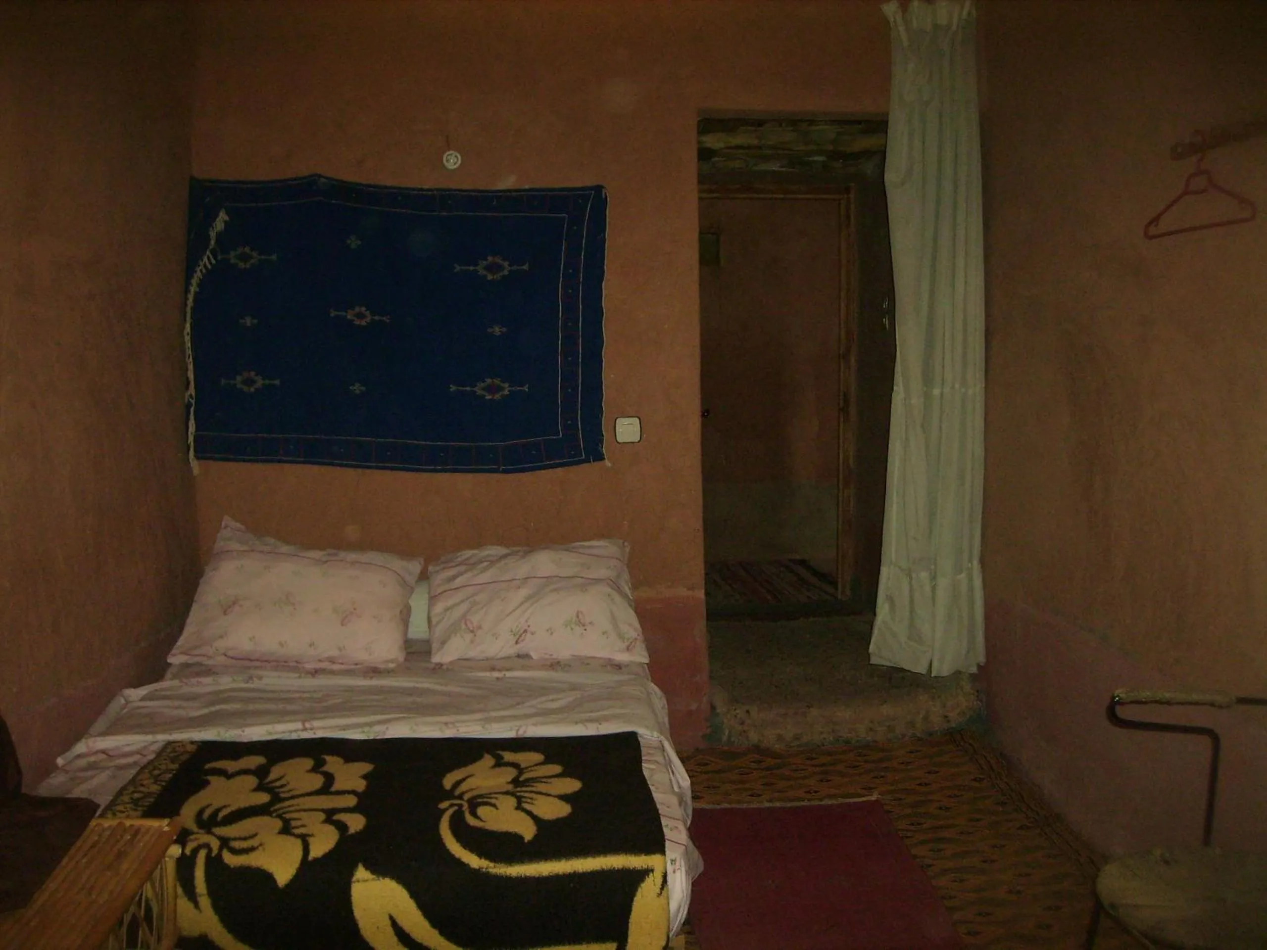 Photo of the whole room, Bed in auberge restau tombouctou