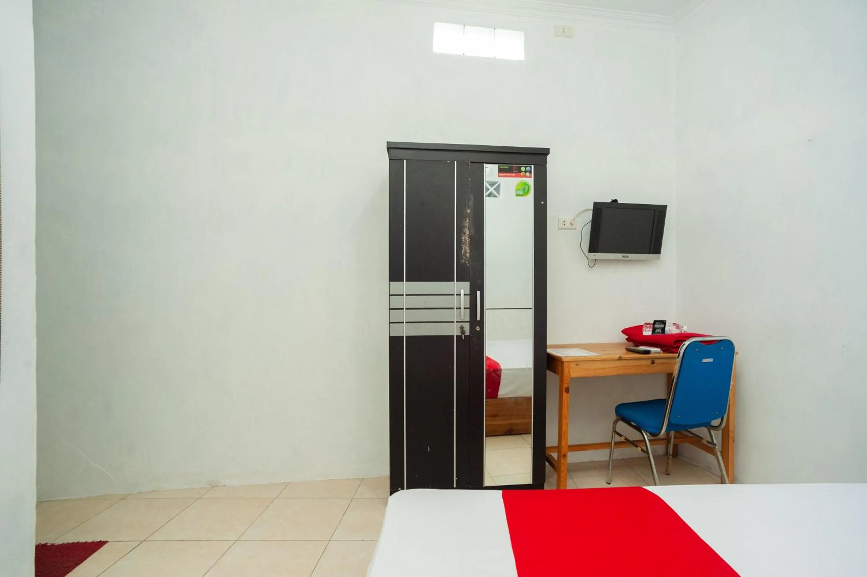 Bedroom, Bed in RedDoorz Syariah @ Jalan KH. Mas Mansur Lampung