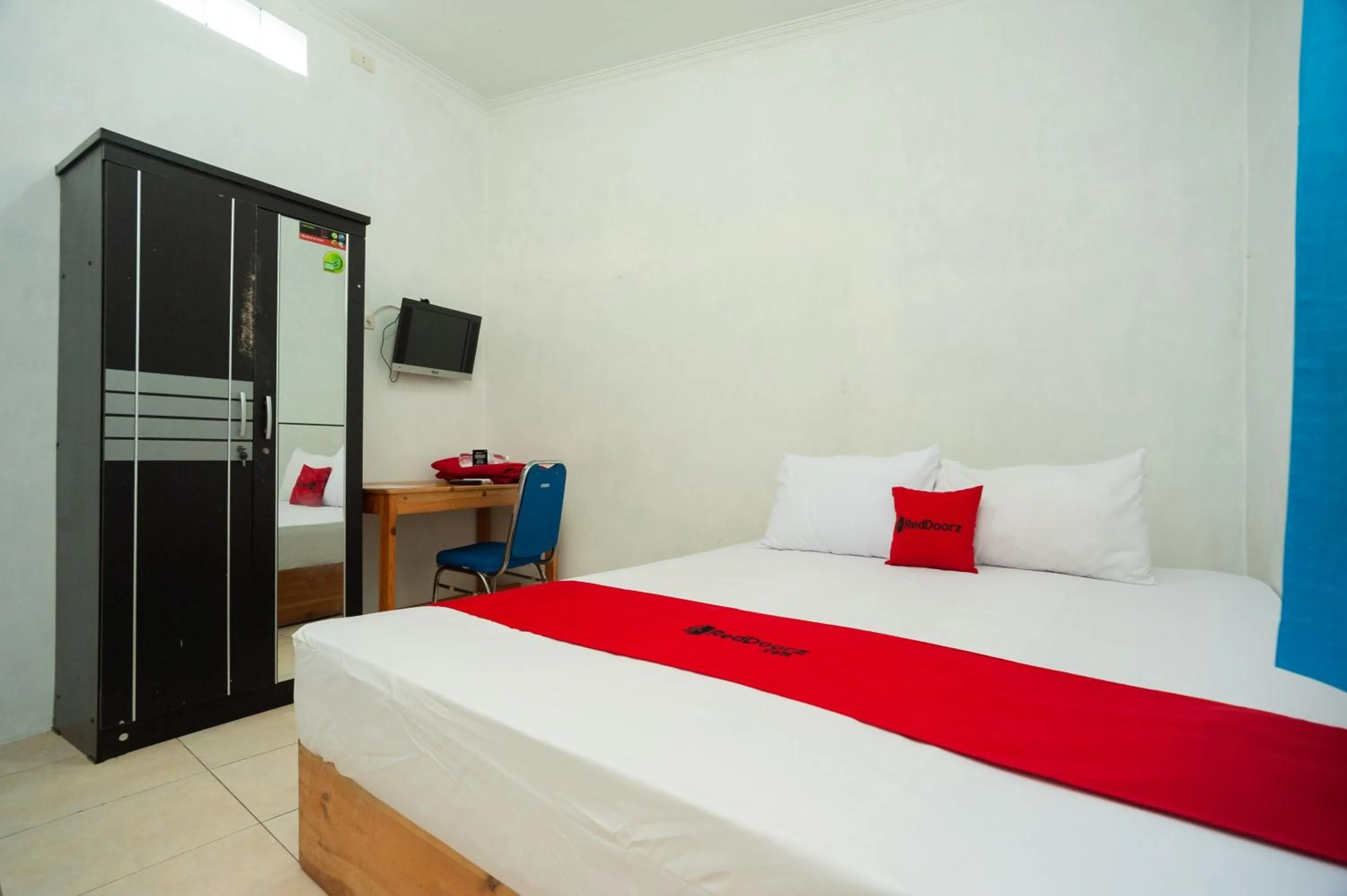 Bedroom, Bed in RedDoorz Syariah @ Jalan KH. Mas Mansur Lampung