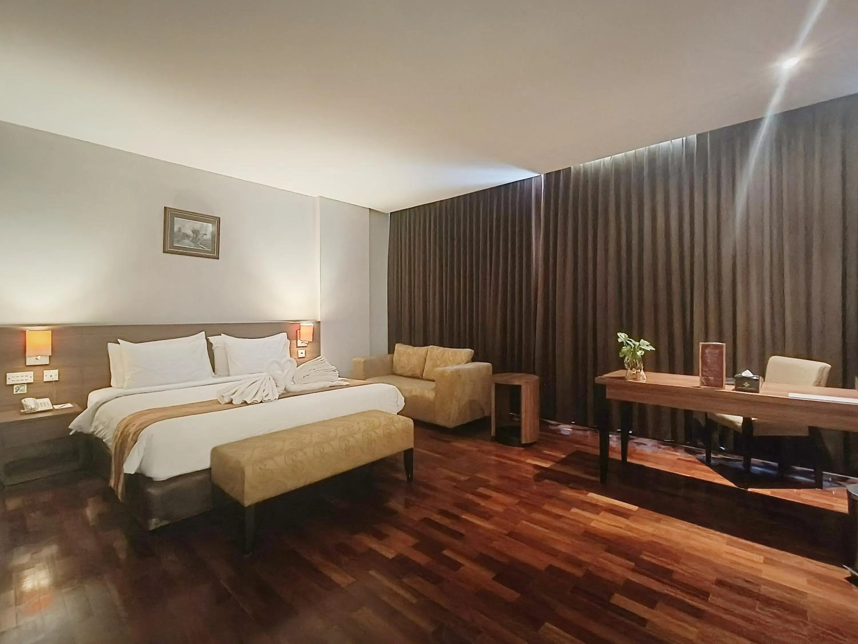 Bedroom, Bed in Grand Cakra Hotel Malang