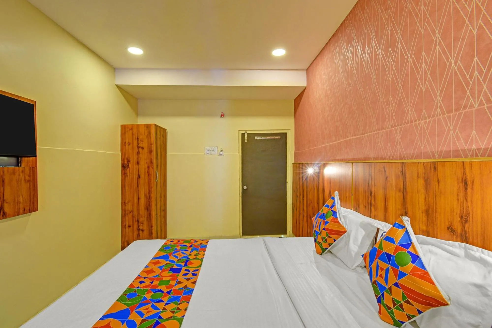 Bed in FabHotel S Continental