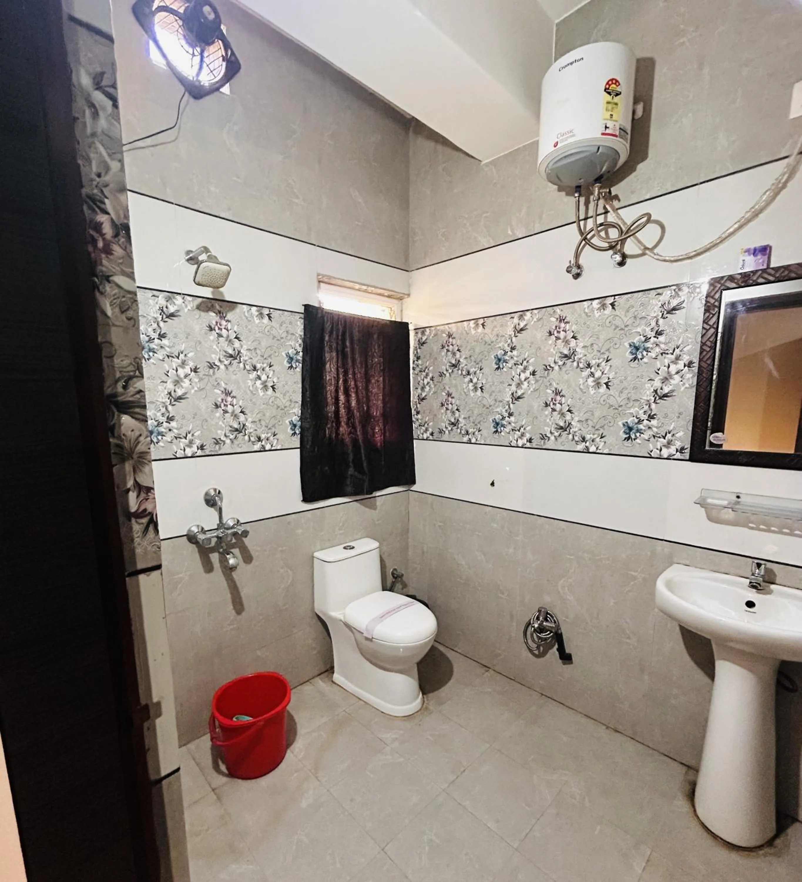 Toilet in JD Grand Inn