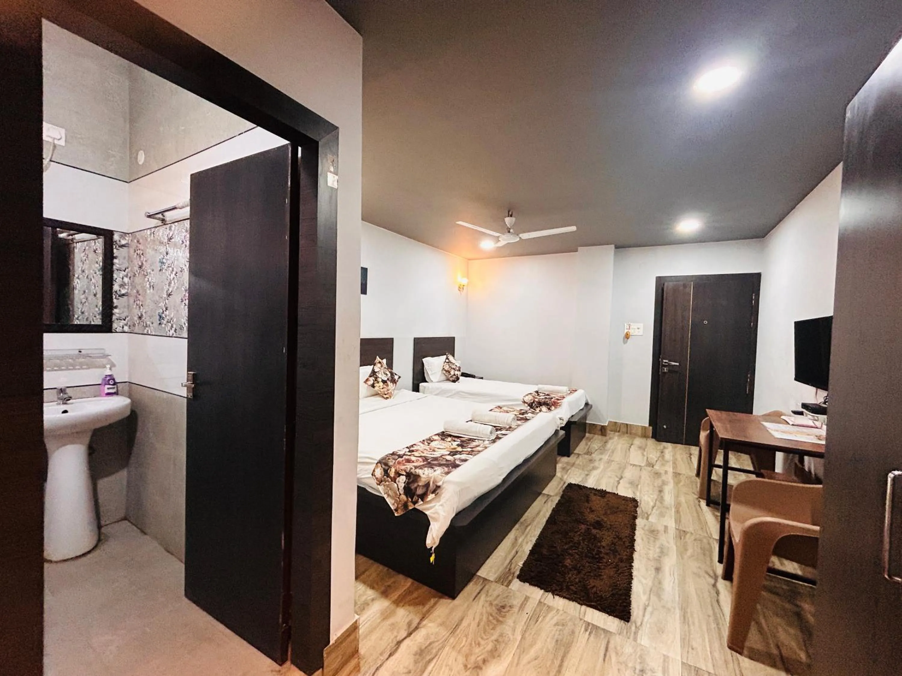 Toilet, Bed in JD Grand Inn