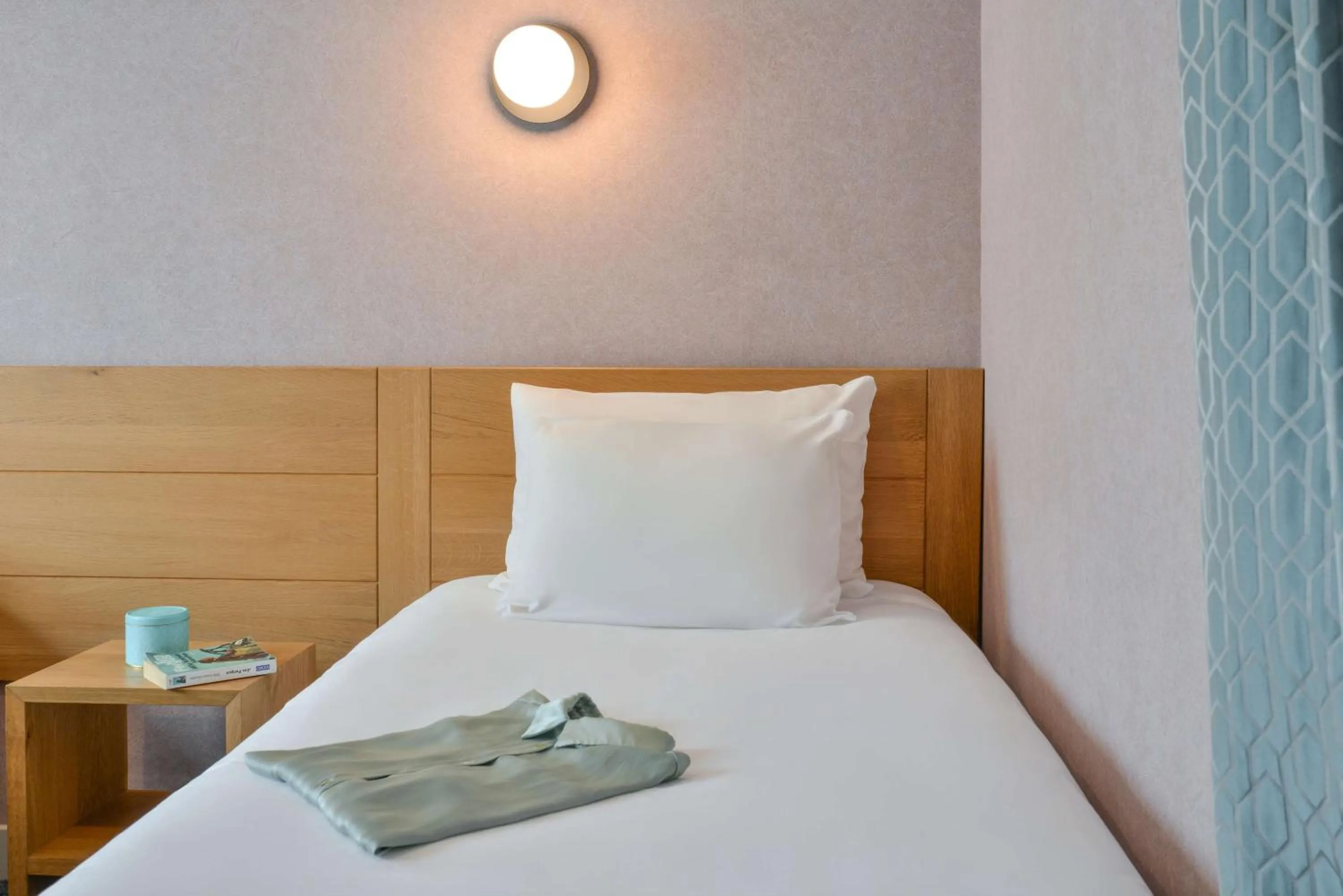 Bedroom, Bed in Sure Hotel by Best Western Centre Beaune