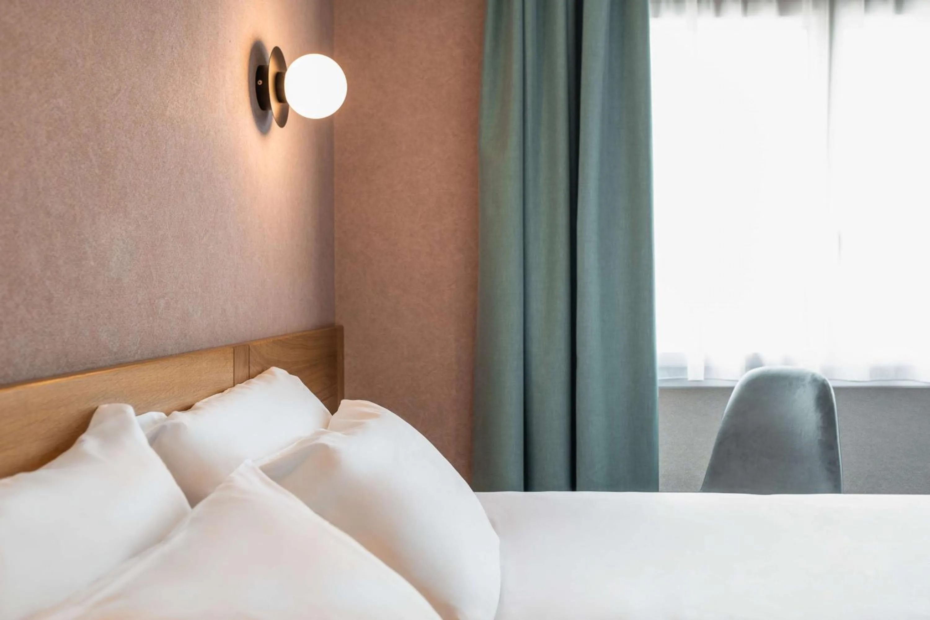 Bedroom, Bed in Sure Hotel by Best Western Centre Beaune