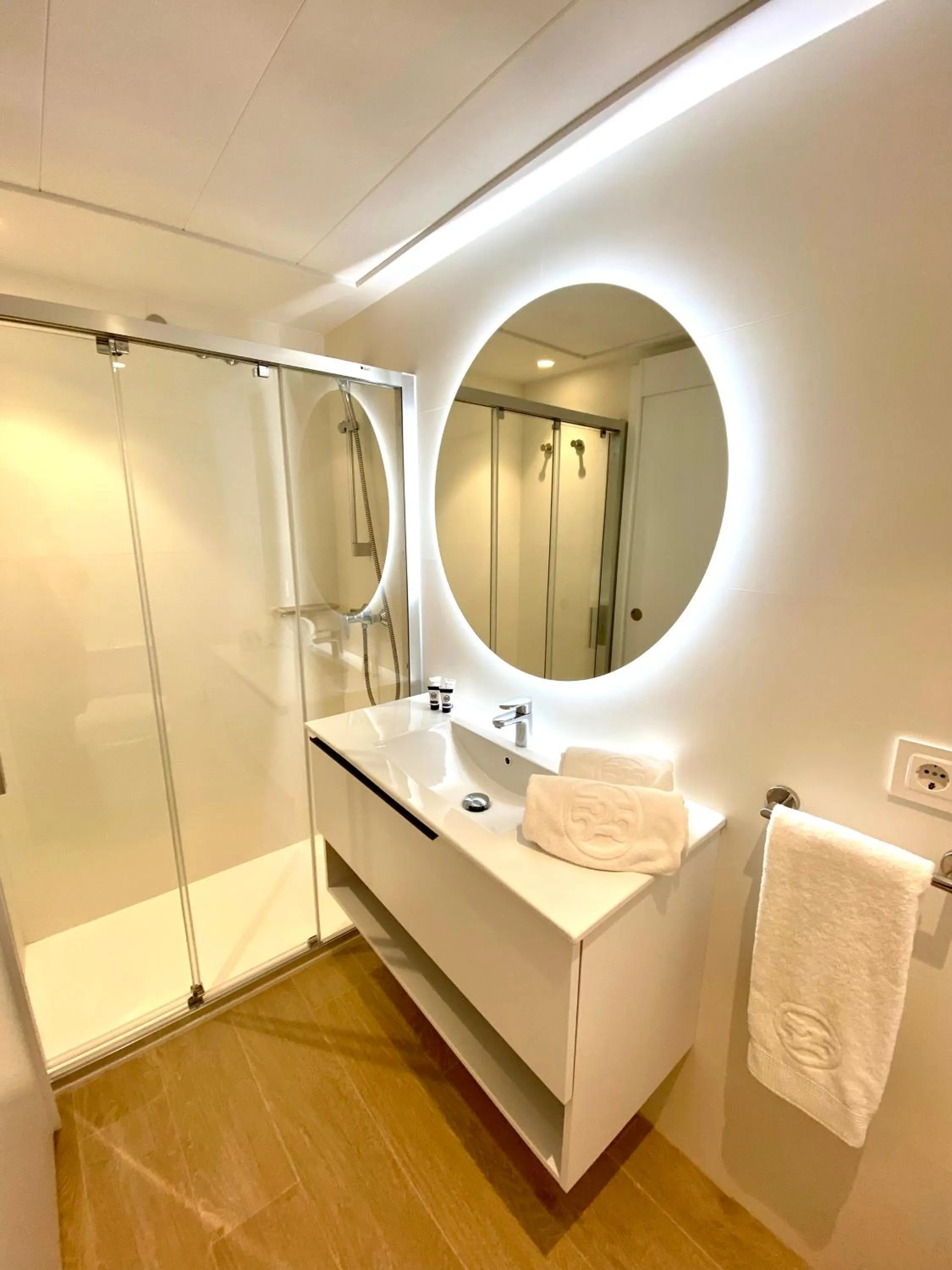 Bathroom, Bed in Apartamentos 525 Los Narejos