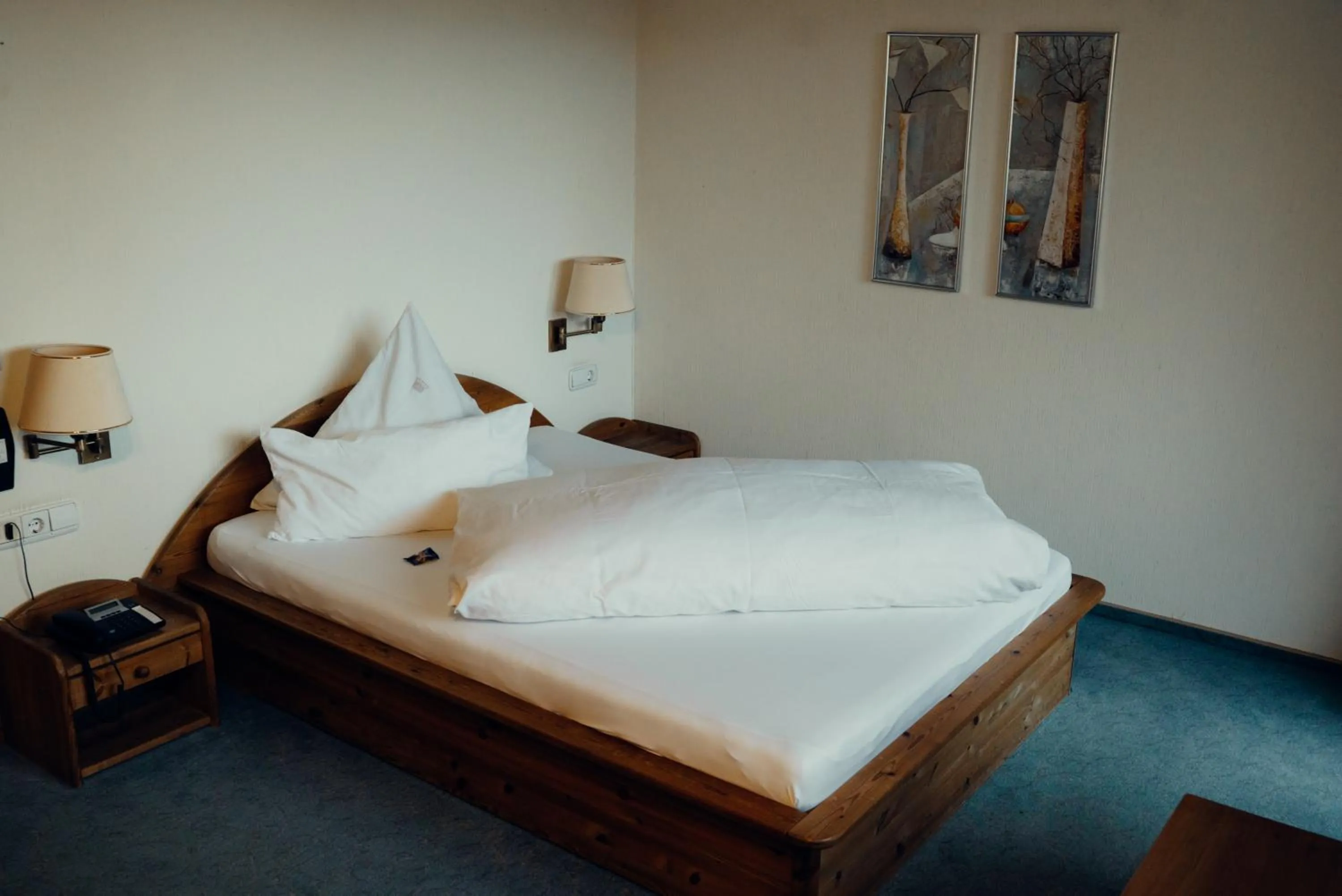 Inner courtyard view, Bed in Hotel Krone