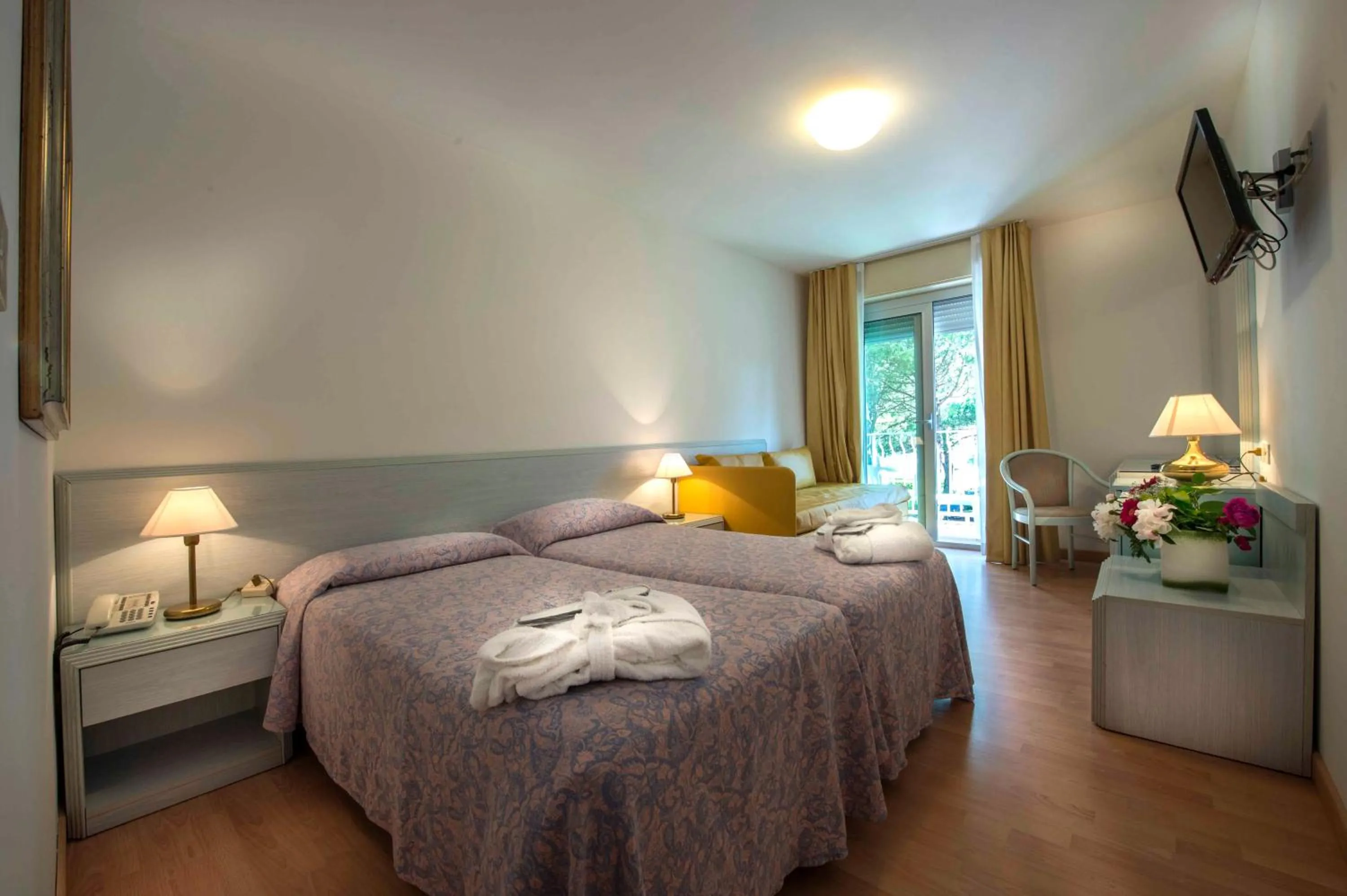 Photo of the whole room, Bed in Hotel Meridianus