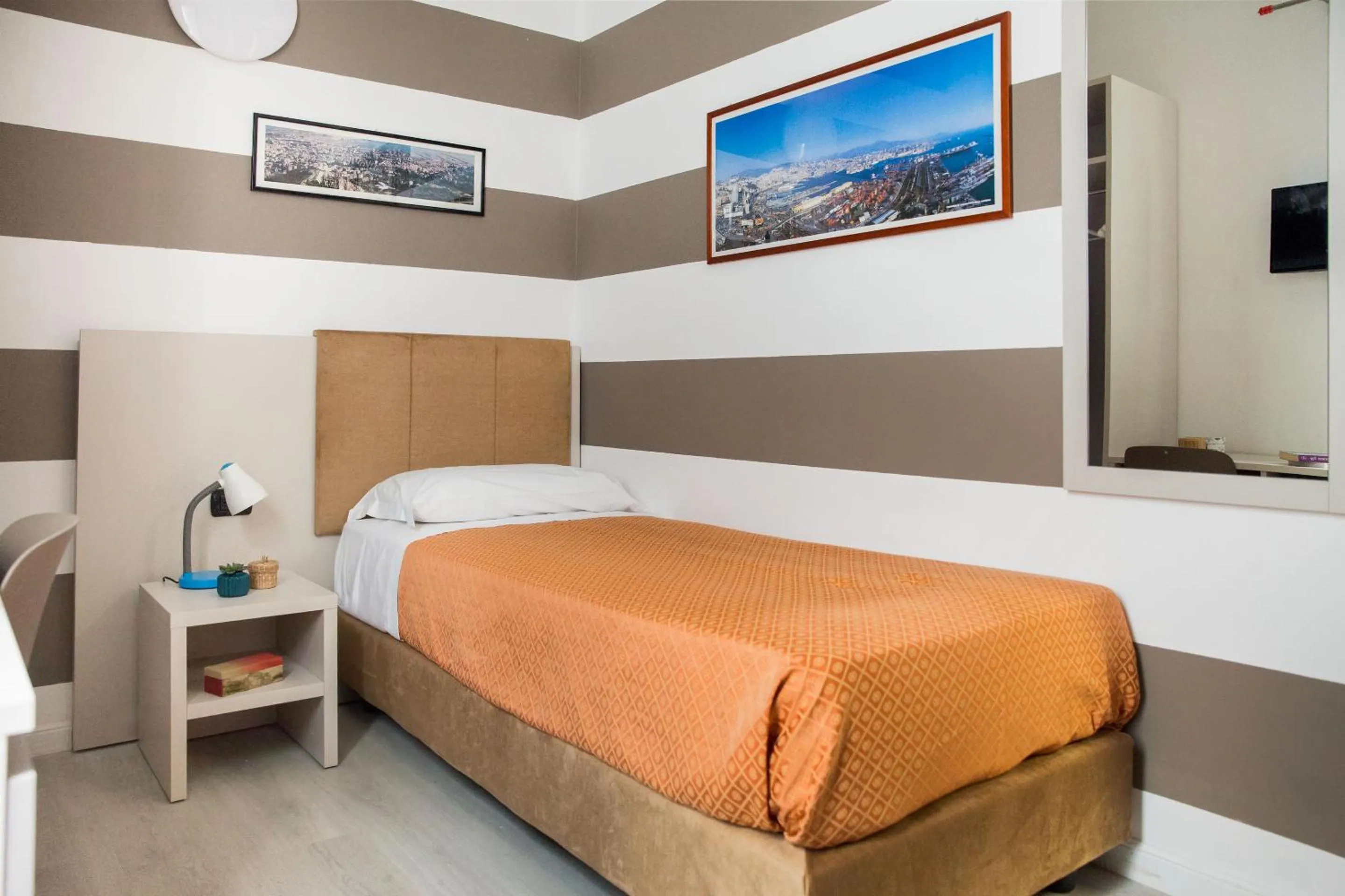 Bed in Albergo La Piazzetta