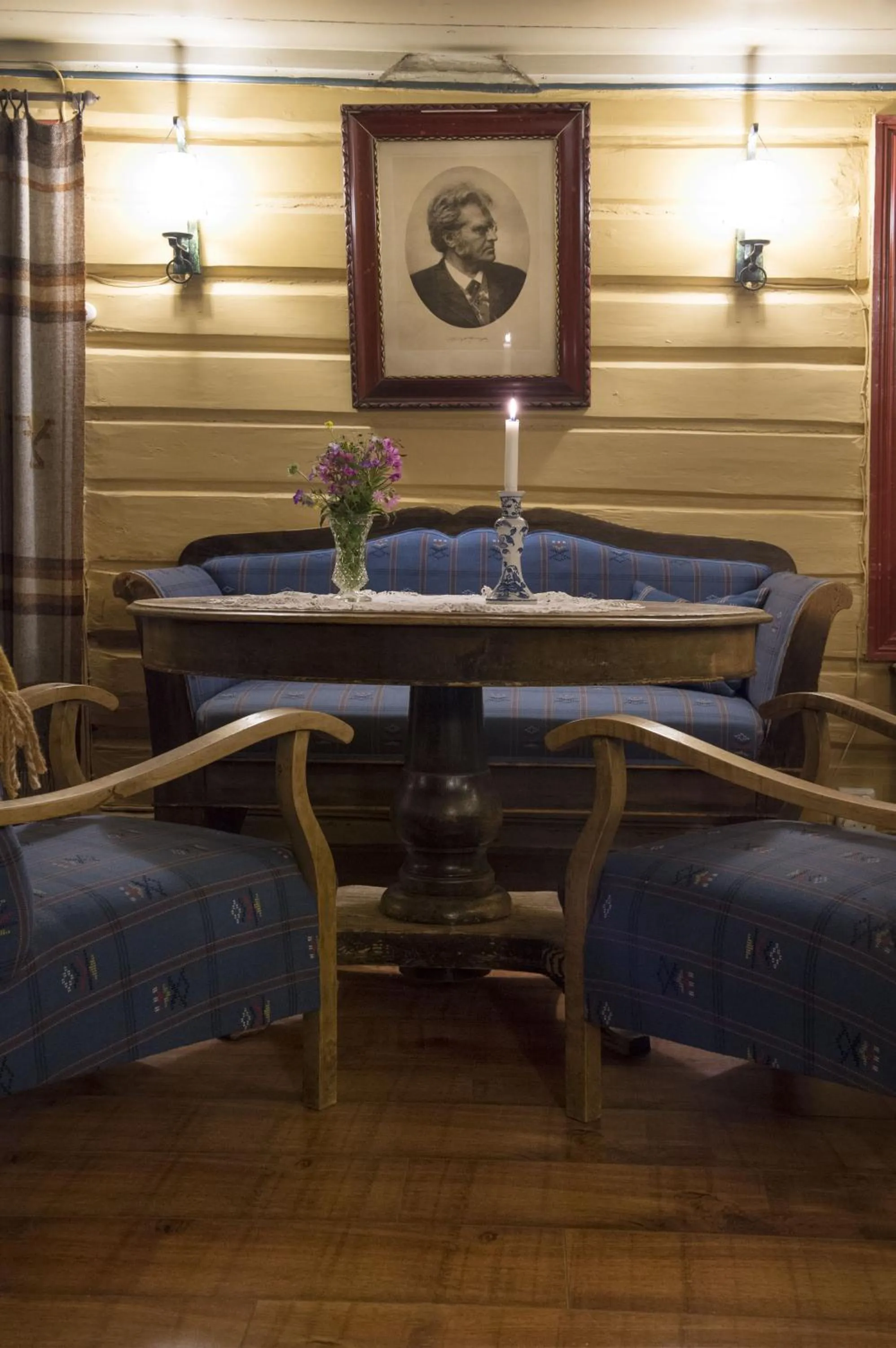 Communal lounge/ TV room in Glomstad Gjestehus