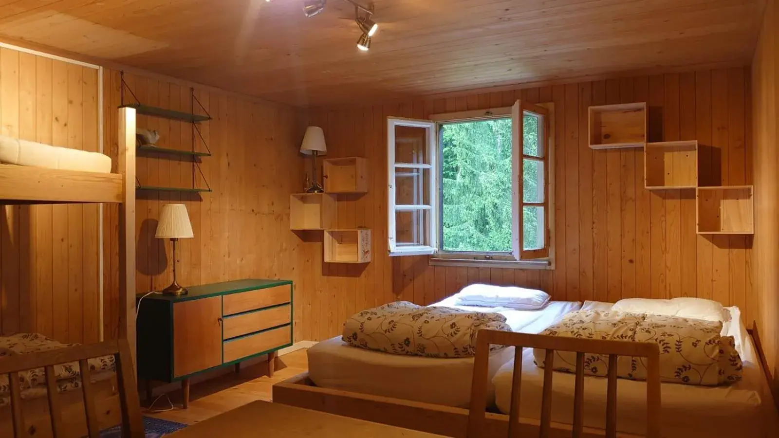 Family Room with Shared Bathroom in Kunst- und Naturfreundehaus Brünig Family Room with Shared Bathroom in Kunst- und Naturfreundehaus Brünig