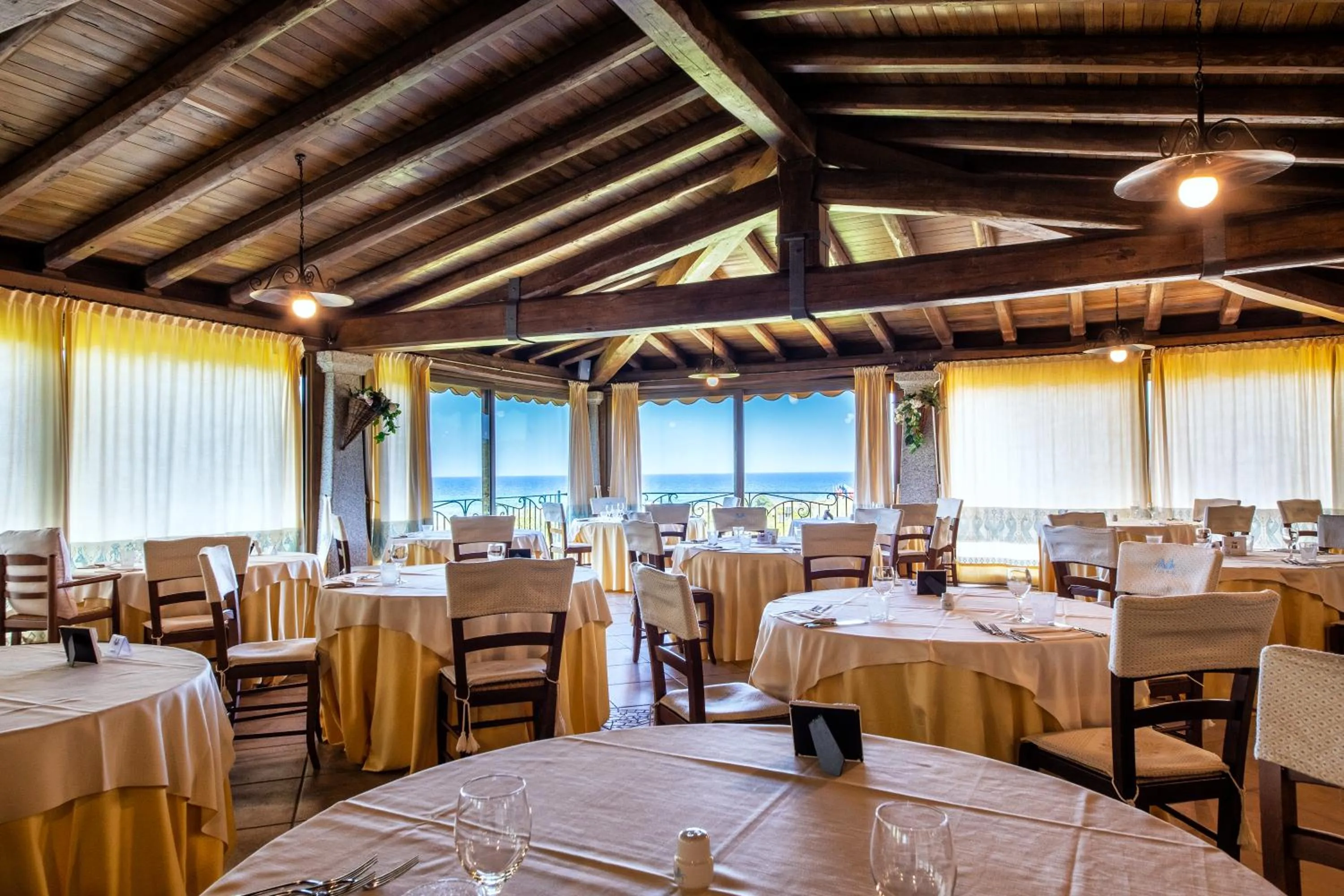 Restaurant/places to eat in Hotel Costa Caddu