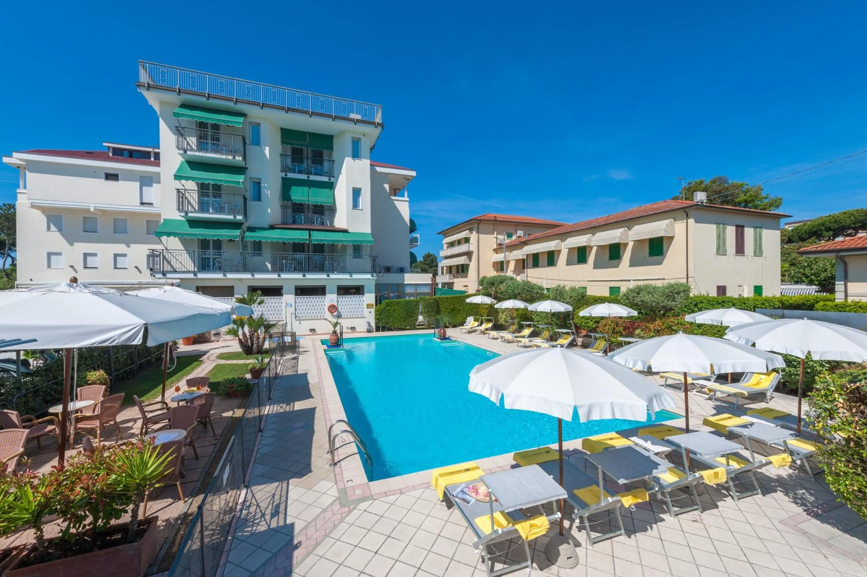 Swimming pool in Hotel Suisse
