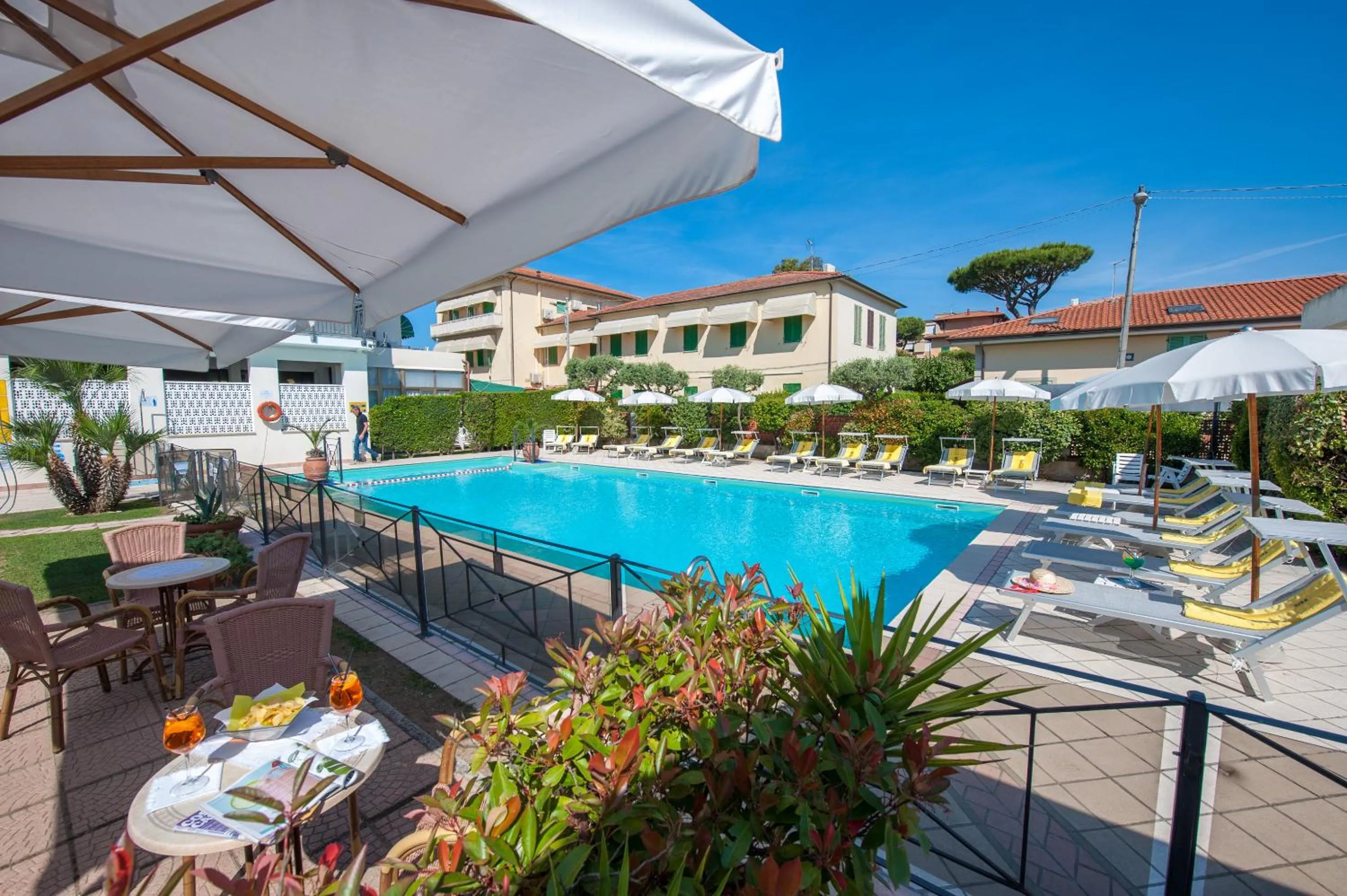 Swimming pool in Hotel Suisse