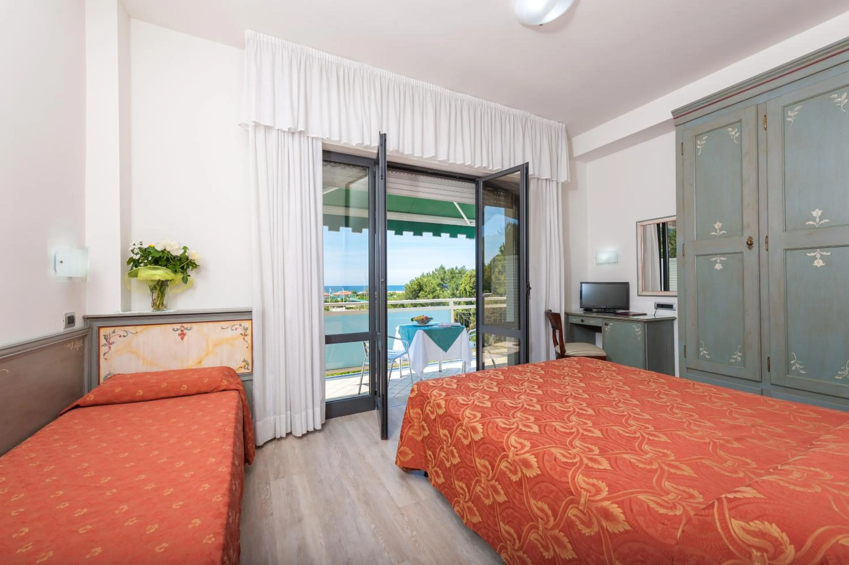 Photo of the whole room, Bed in Hotel Suisse